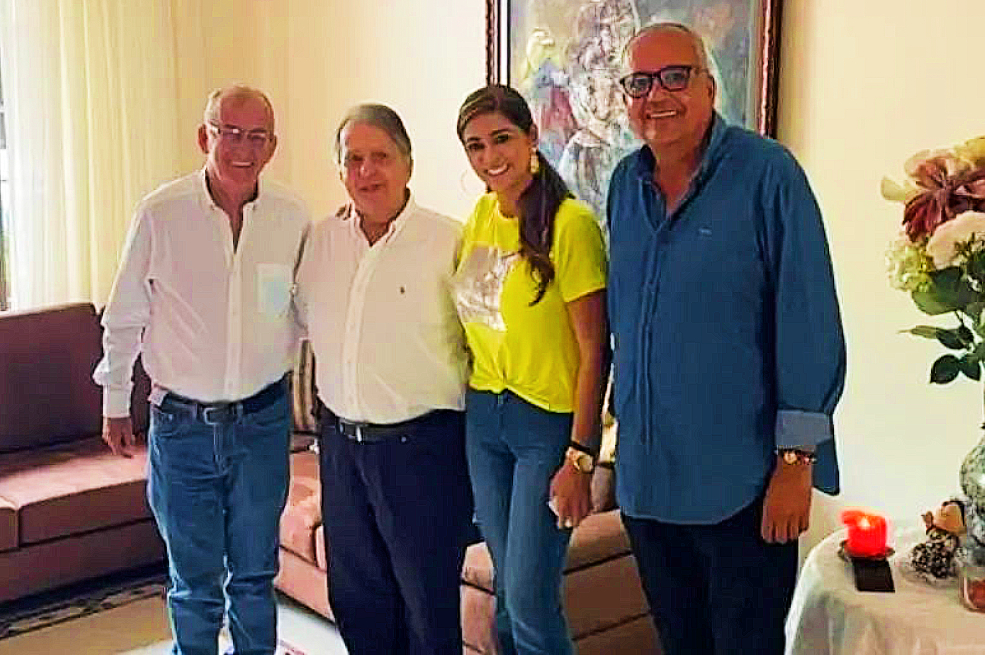 Fotografía del año 2022 en un apartamento de Ibagué. De izquierda a derecha: Rubén Darío Rodríguez, exalcalde de Ibagué; Alberto Santofimio; Adriana Magali Matiz, candidata a la Gobernación, y el senador Óscar Barreto. El condenado exsenador está de vuelta a la política.