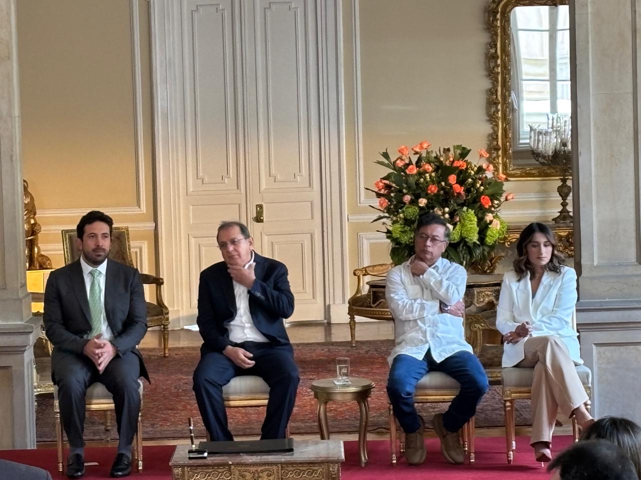 Petro defendió sus críticas a EE. UU. en posesión de canciller y minhacienda