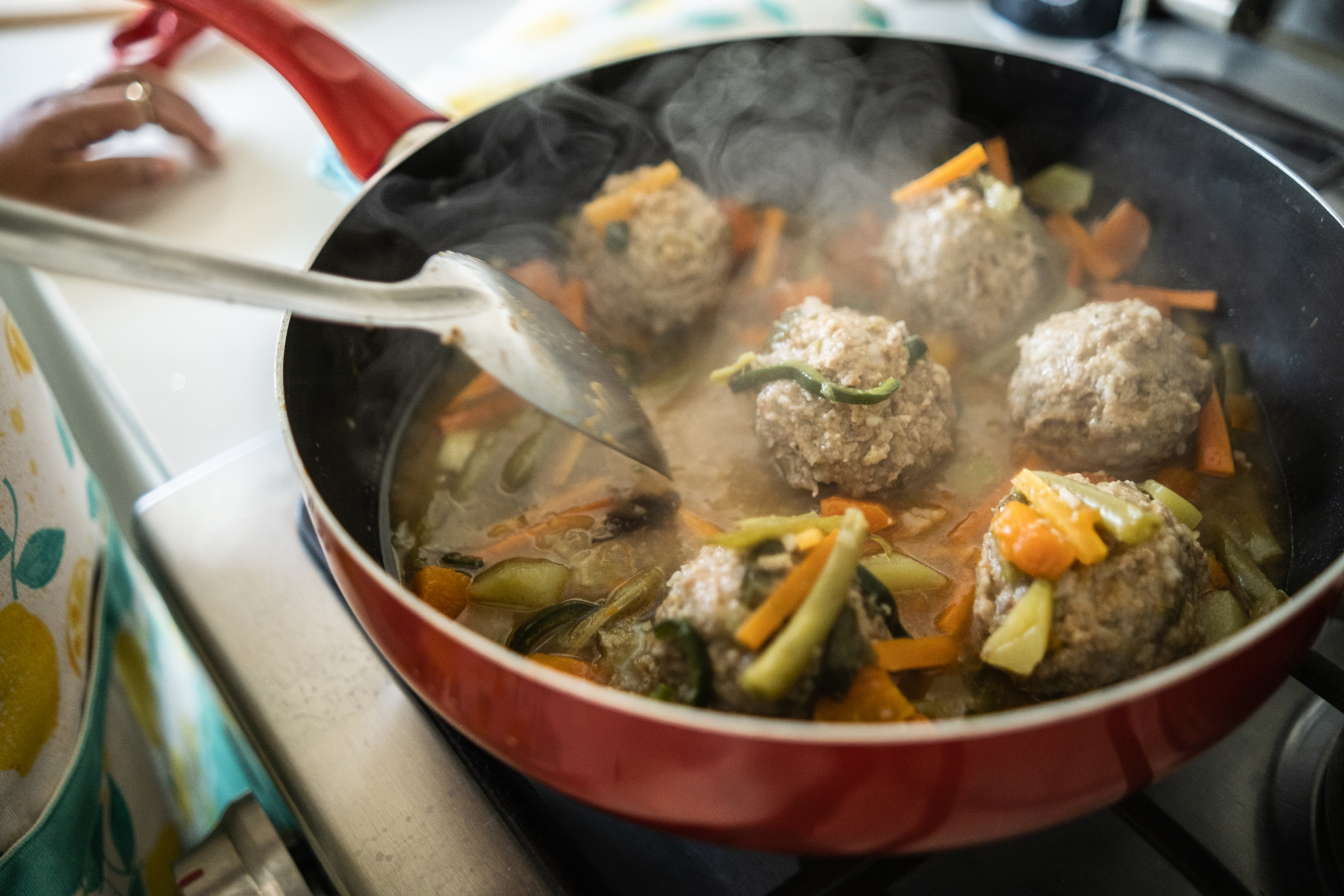 Paso a paso para preparar una sopa de arroz con albóndigas