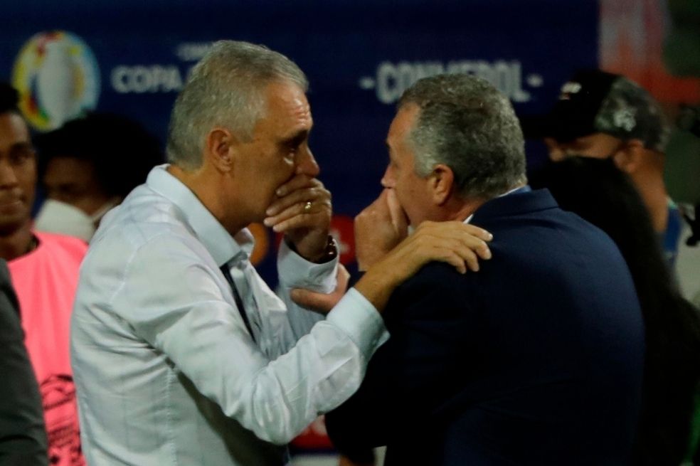 Video: Las emotivas palabras de Alfaro a Tite tras el empate de Brasil con Ecuador