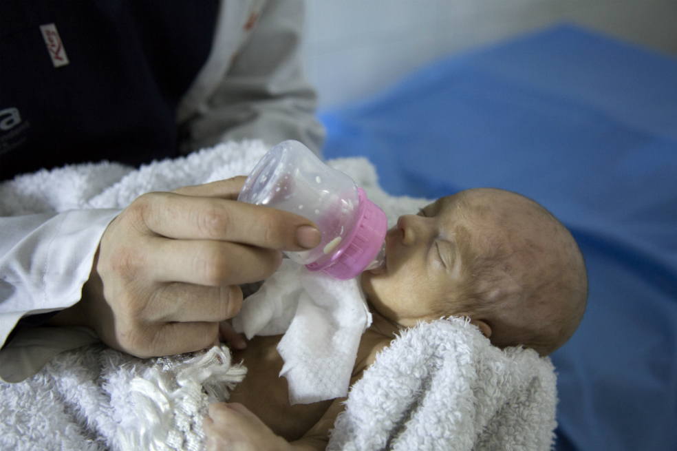 Los recién nacidos que escaparon de la muerte tras bombardeos en hospital de Siria