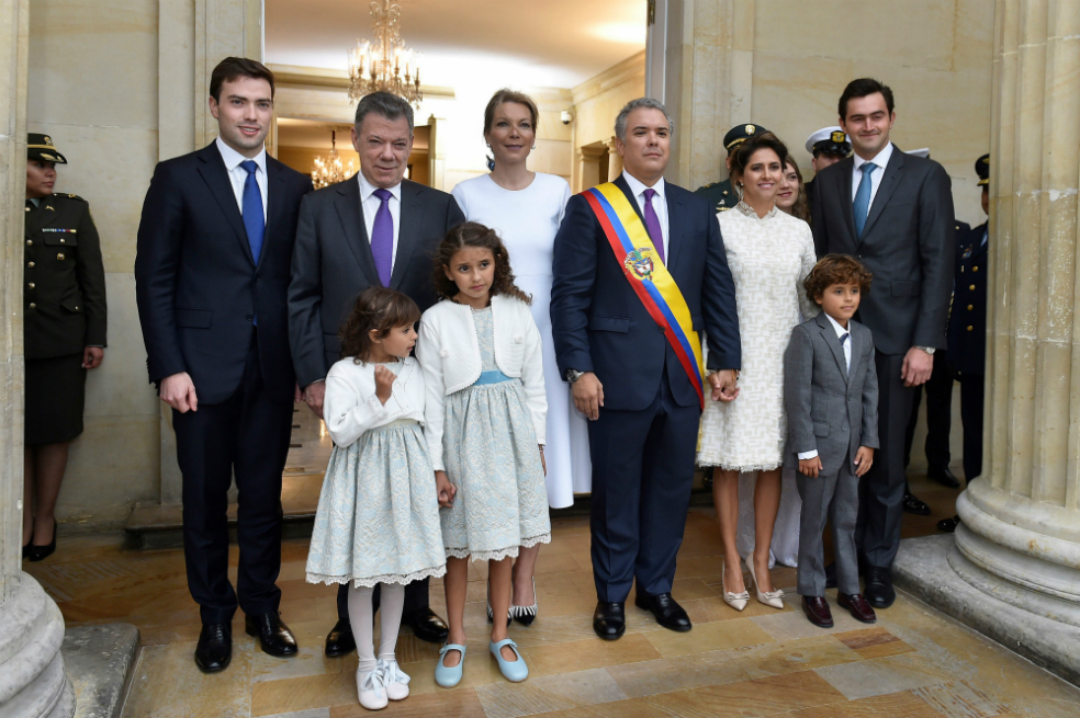Duque raja a Santos y dice que le entregó un país convulsionado
