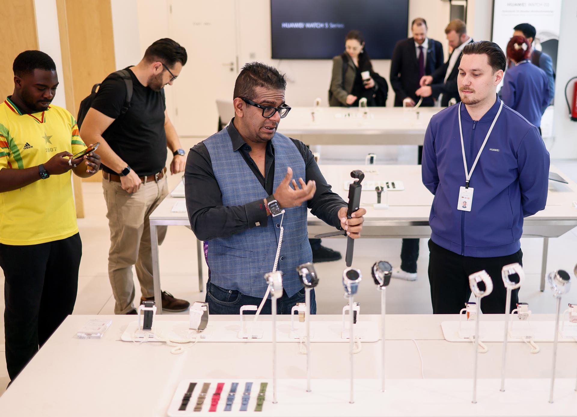 Berlin (Germany), 15/05/2025.- Employees, journalists and influencers operate Huawei devices at a Huawei store before a product launch event in Berlin, Germany, 15 May 2025. The focus is on two new product series - the Huawei Watch 5 and the Watch Fit 4 series. (Alemania) EFE/EPA/HANNIBAL HANSCHKE