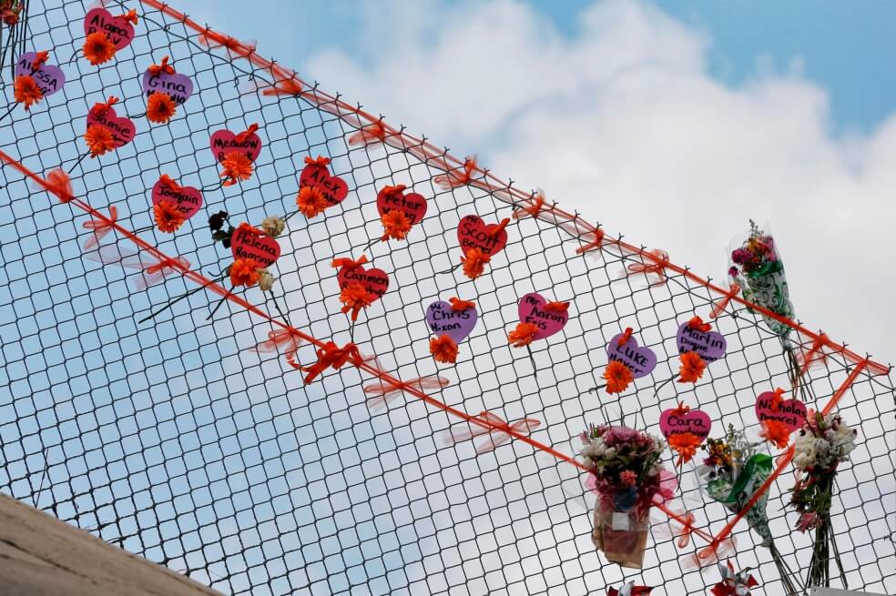 El suicidio de dos estudiantes abre la herida de la masacre de Parkland