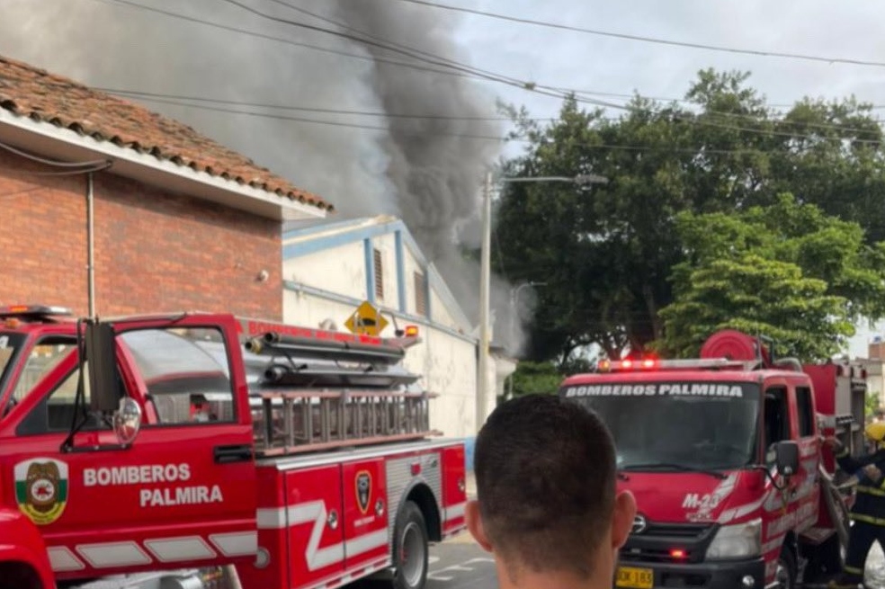 Video: Incendio en fábrica de colchones generó emergencia en Palmira, Valle