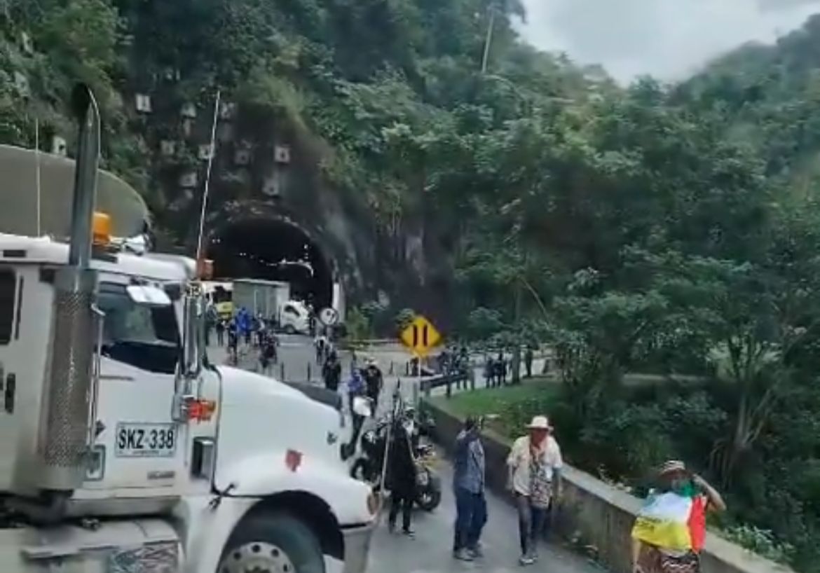 Minga indígena bloqueó la vía Buga–Buenaventura por incumplimientos del Gobierno