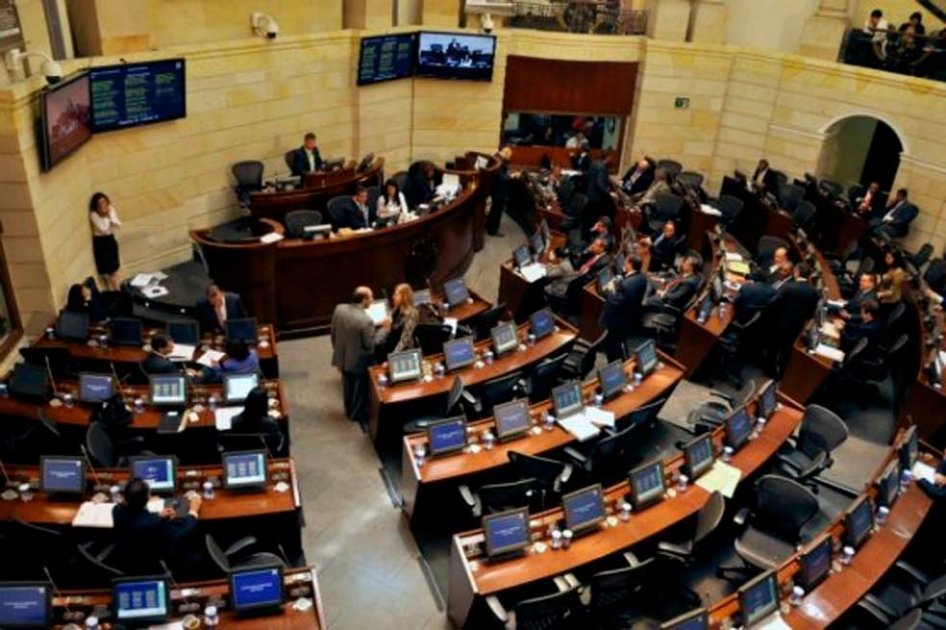 Con recorte a parafiscales, comisiones económicas aprueban reforma tributaria