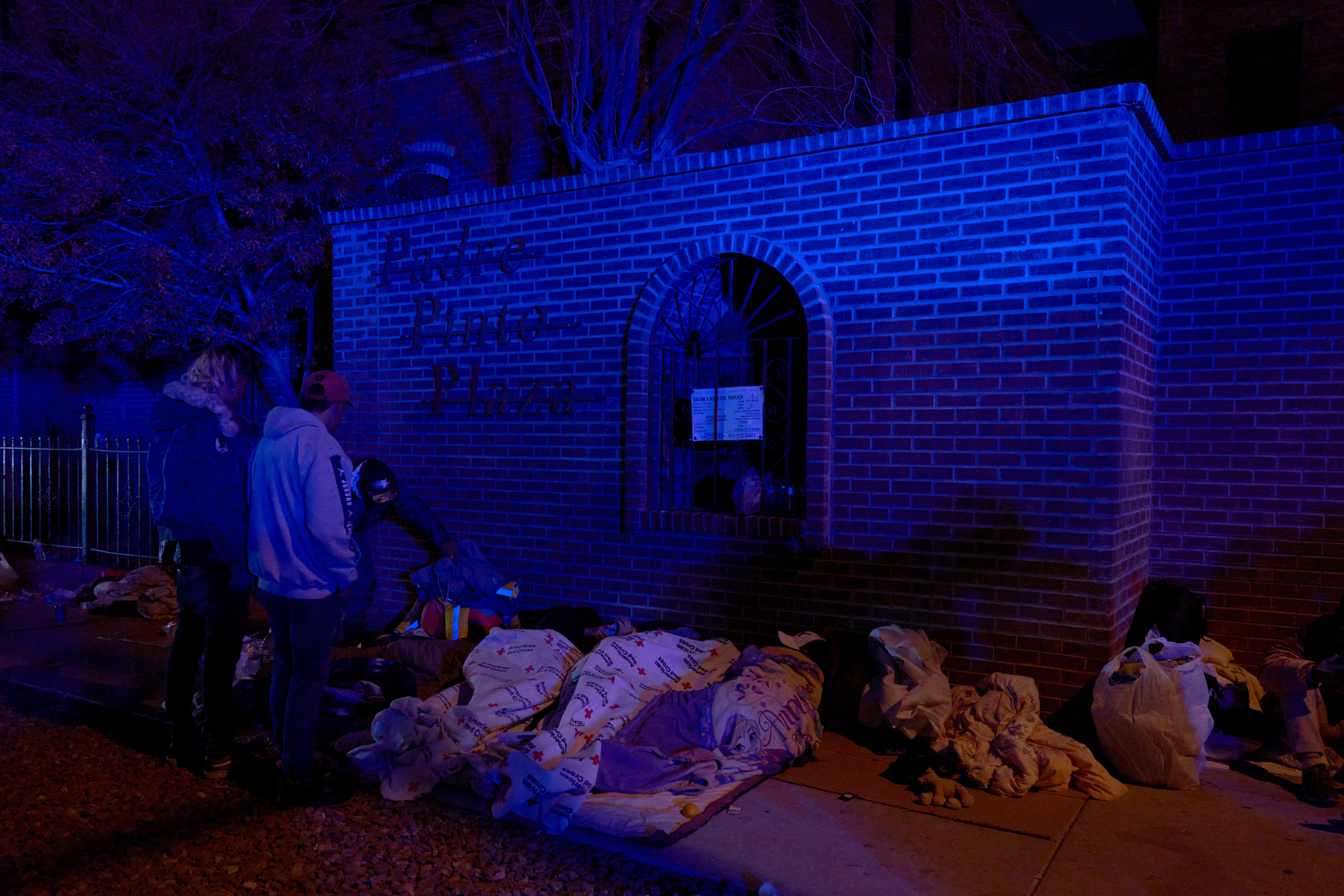 El Paso (United States), 20/12/2022.- Migrants sleep on a street in El Paso, Texas, US, 20 December 2022. Migrants are forced to spend the days and nights on the streets of El Paso after being released by US Border Patrol due to shelters being beyond capacity. Supreme Court Chief Justice John Roberts temporarily halted the end of the Title 42 policy that allows the US to expel migrants at the southern border without the chance for asylum. (Estados Unidos) EFE/EPA/ALLISON DINNER