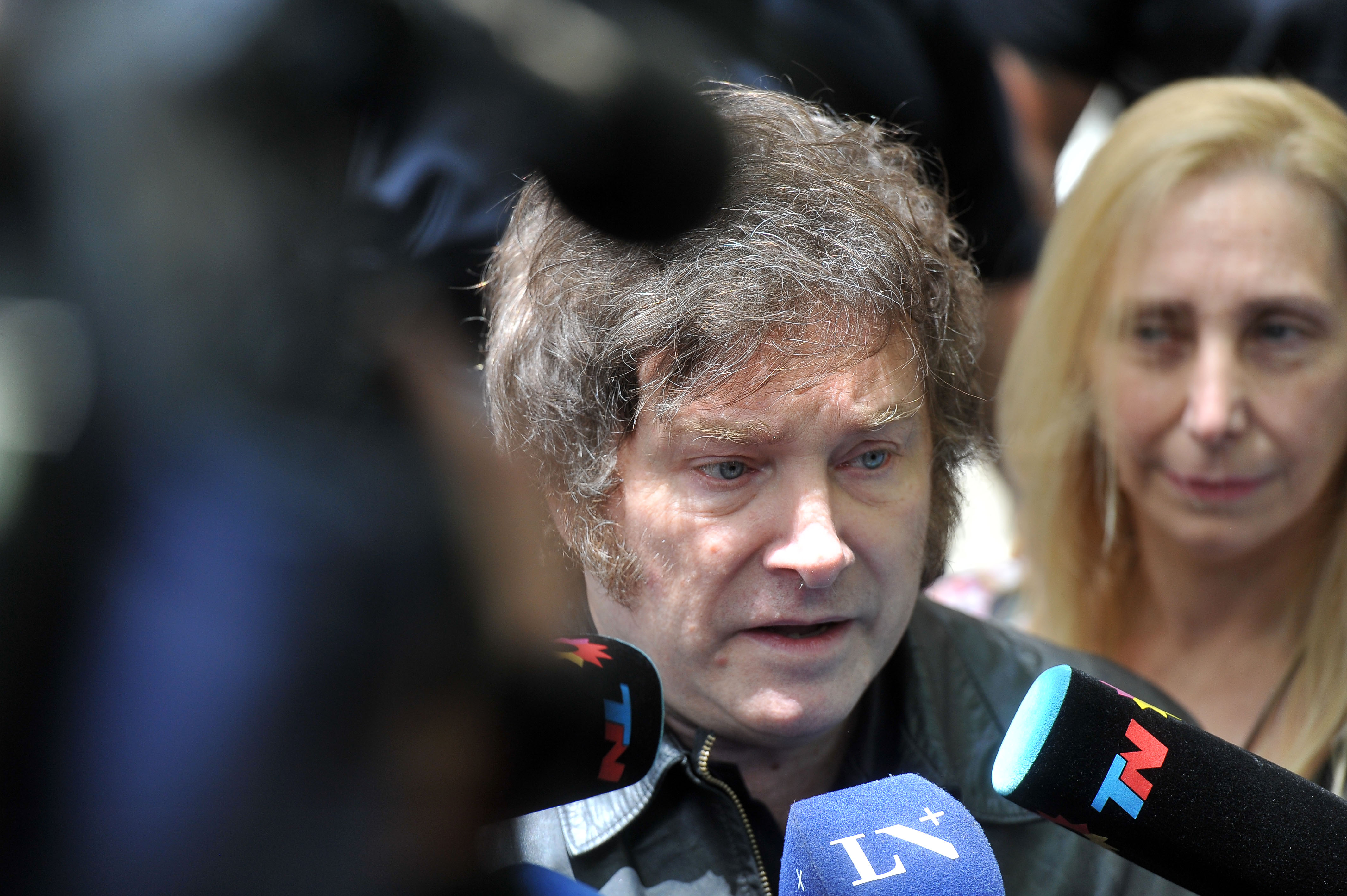 AME8174. BUENOS AIRES (ARGENTINA), 19/11/2023.- El candidato a la Presidencia de Argentina líder de La Libertad Avanza (ultrederecha), Javier Milei, habla con medios de comunicación hoy en Buenos Aires (Argentina). El candidato a la Presidencia de Argentina de La Libertad Avanza (ultrederecha), Javier Milei, se mostró este domingo "tranquilo" y "satisfecho" tras votar para el balotaje entre él y el aspirante oficialista, Sergio Massa, a pesar de la "campaña del miedo" que, señaló, le hizo su rival. EFE/Enrique Garcia Medina