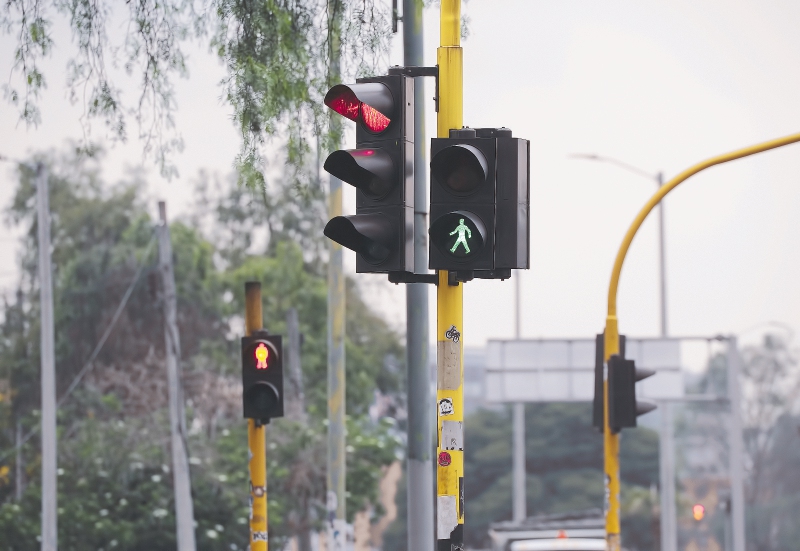 ¿Es permitido girar a la derecha cuando el semáforo está en rojo?