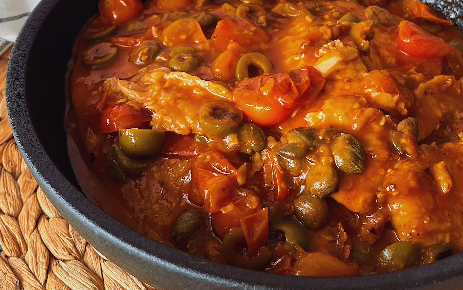 En 20 minutos lleva esta receta de tilapia a la puttanesca a la mesa
