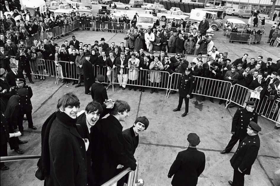 los Beatles bajan del avión tras aterrizar en el aeropuerto internacional John F. Kennedy, en 1964.