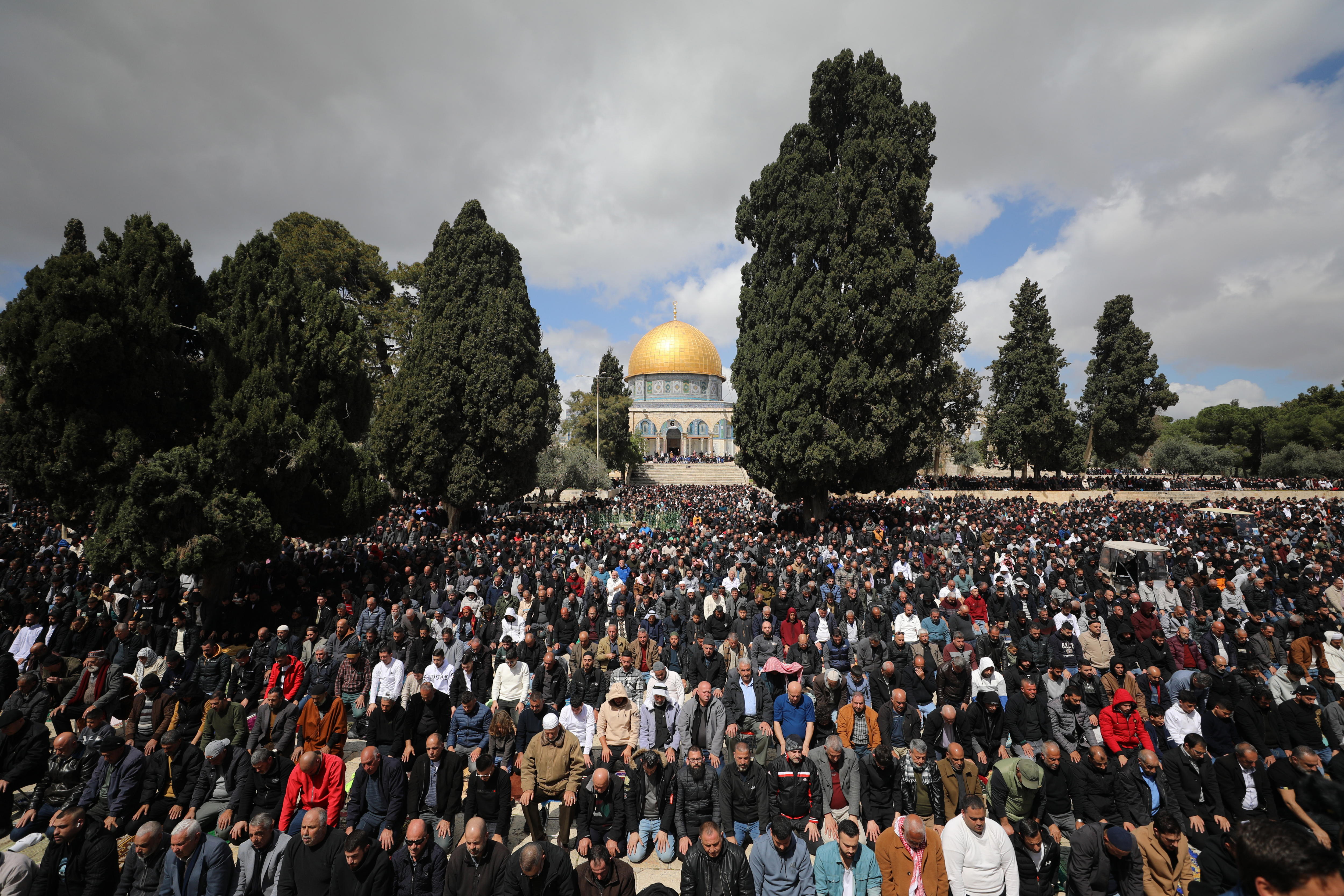 Jerusalem (-), 22/03/2024.- Muslim worshippers perform Friday prayer during the holy month of Ramadan, at the Al-Aqsa Mosque in the Old City of Jerusalem, 22 March 2024. Muslims around the world celebrate the holy month of Ramadan by praying during the night time and abstaining from eating, drinking, and sexual acts during the period between sunrise and sunset. Ramadan is the ninth month in the Islamic calendar and it is believed that the revelation of the first verse in the Koran was during its last 10 nights. (Jerusalén) EFE/EPA/JAMAL AWAD