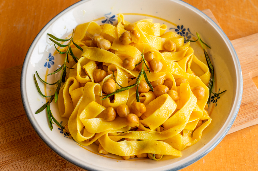 Comida vegana: prepara un tallarín de garbanzo con tofu en salsa de champiñones