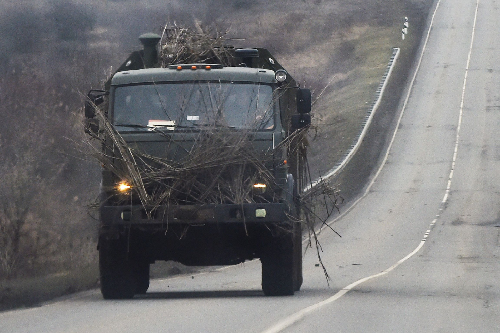 El día antes de que las tropas rusas entraran a Ucrania, un camión militar ruso transitó por la región de Rostov, en el sur de Rusia, que limita con la autoproclamada República Popular de Donetsk.