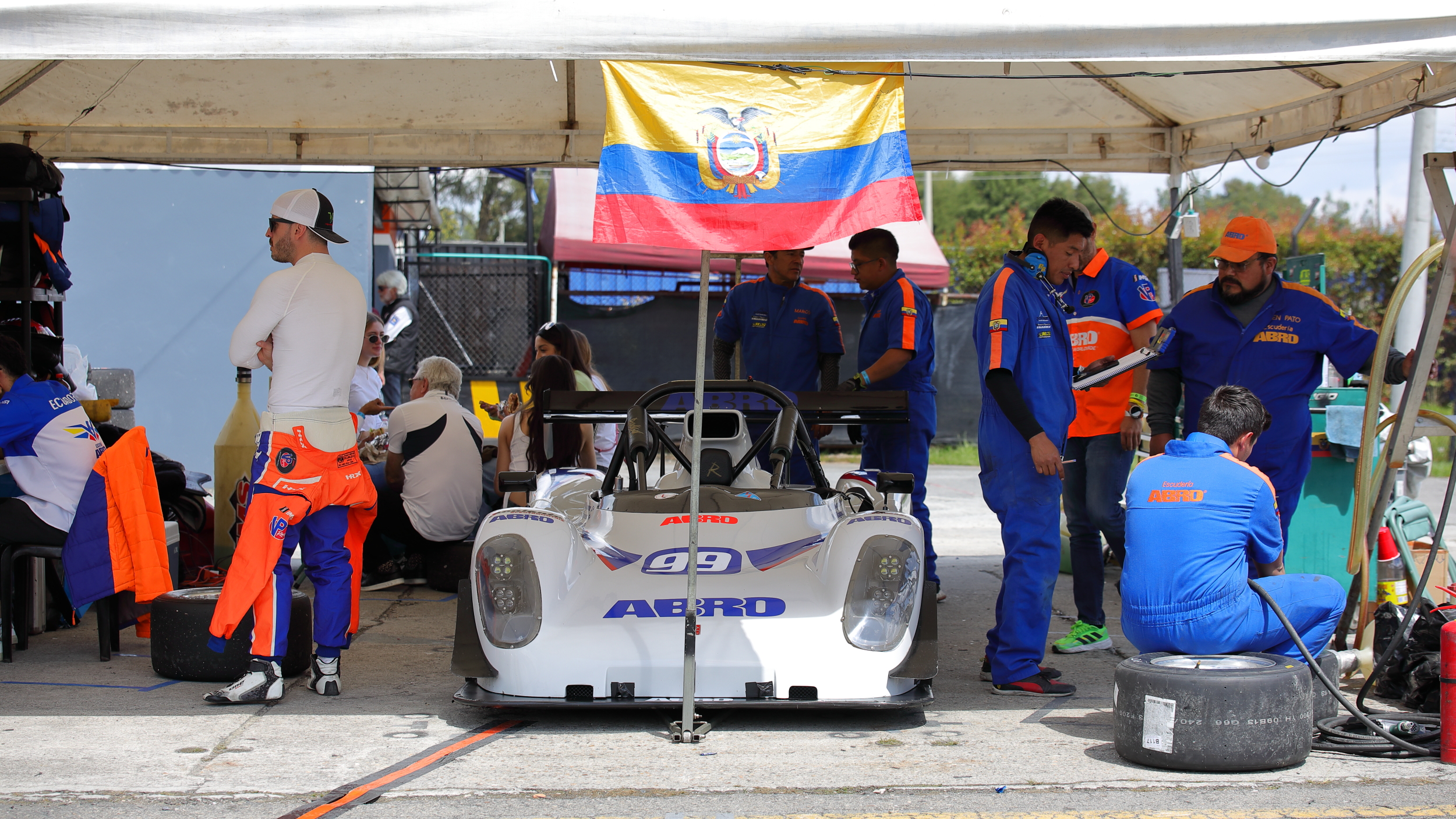 Los integrantes del equipo Abro, proveniente de Ecuador, vigentes campeones de las 6 Horas de Bogotá.
