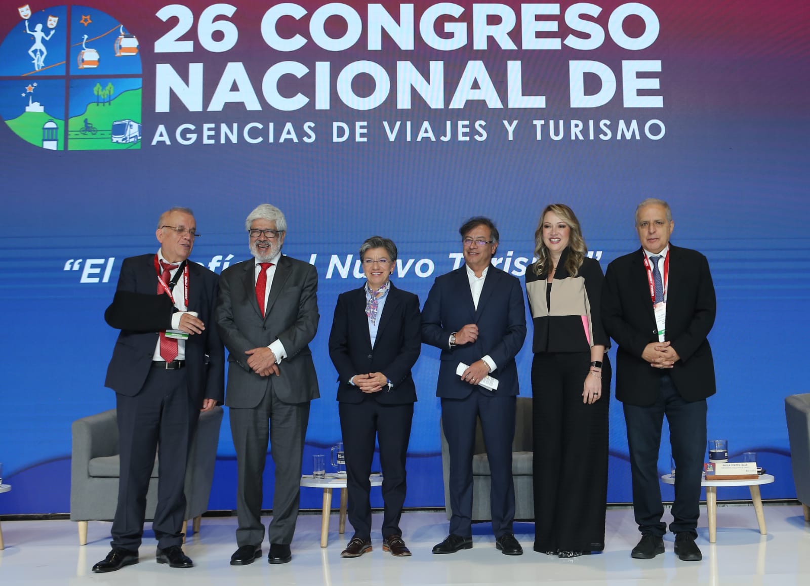 Alonso Monsalve Gómez, presidente de la Junta Directiva Nacional de Anato; Germán Umaña, ministro de Comercio, Industria y Turismo; Claudia López, alcaldesa de Bogotá; Gustavo Petro, presidente de Colombia; Paula Cortés, presidenta ejecutiva de Anato; y Carlos Moreno, presidente de Anato Capítulo Central, en el acto de apertura del Congreso Nacional de Agencias de Viajes y Turismo.