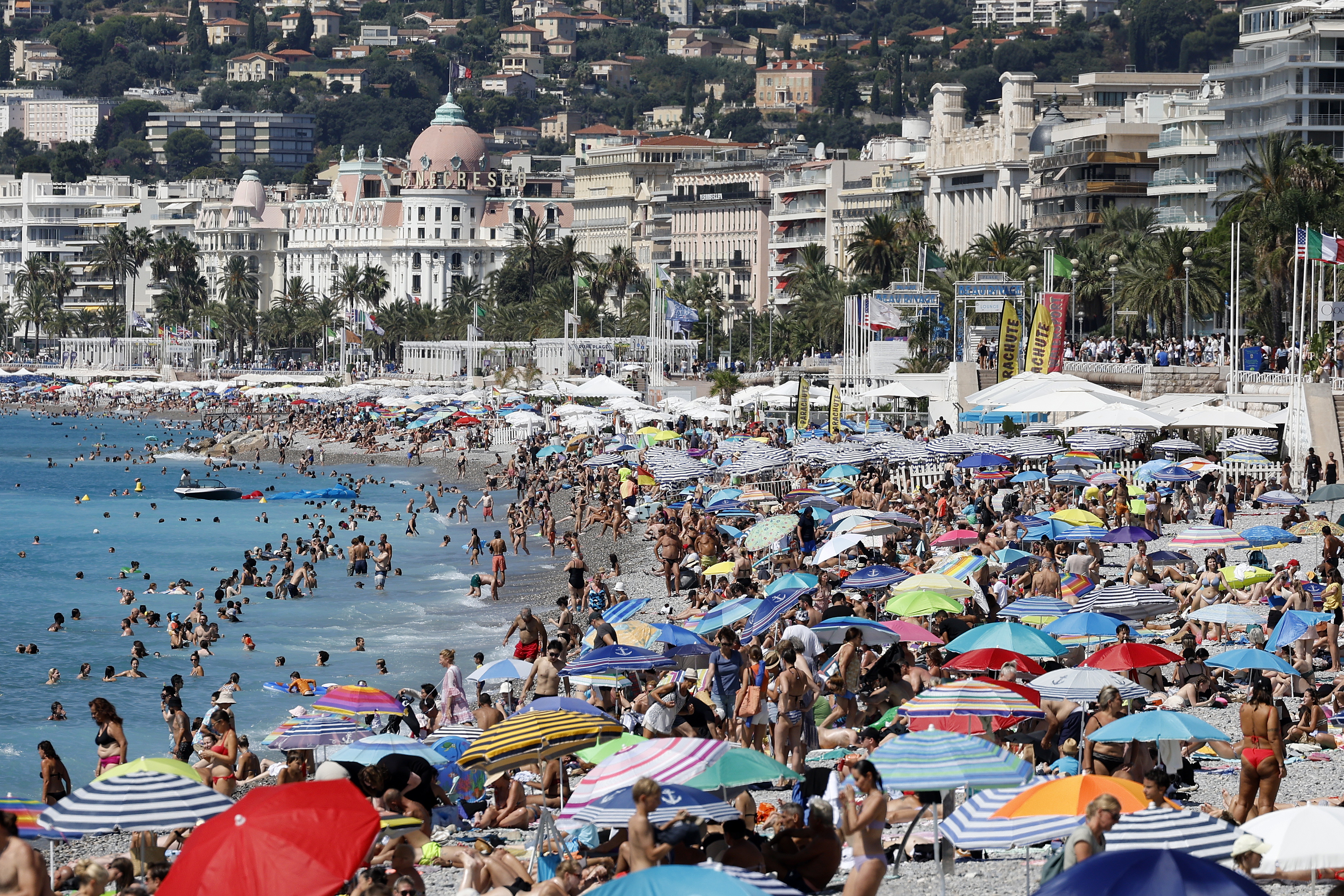 Fumar en playas francesas ya está prohibido: multas pueden llegar a 750 euros