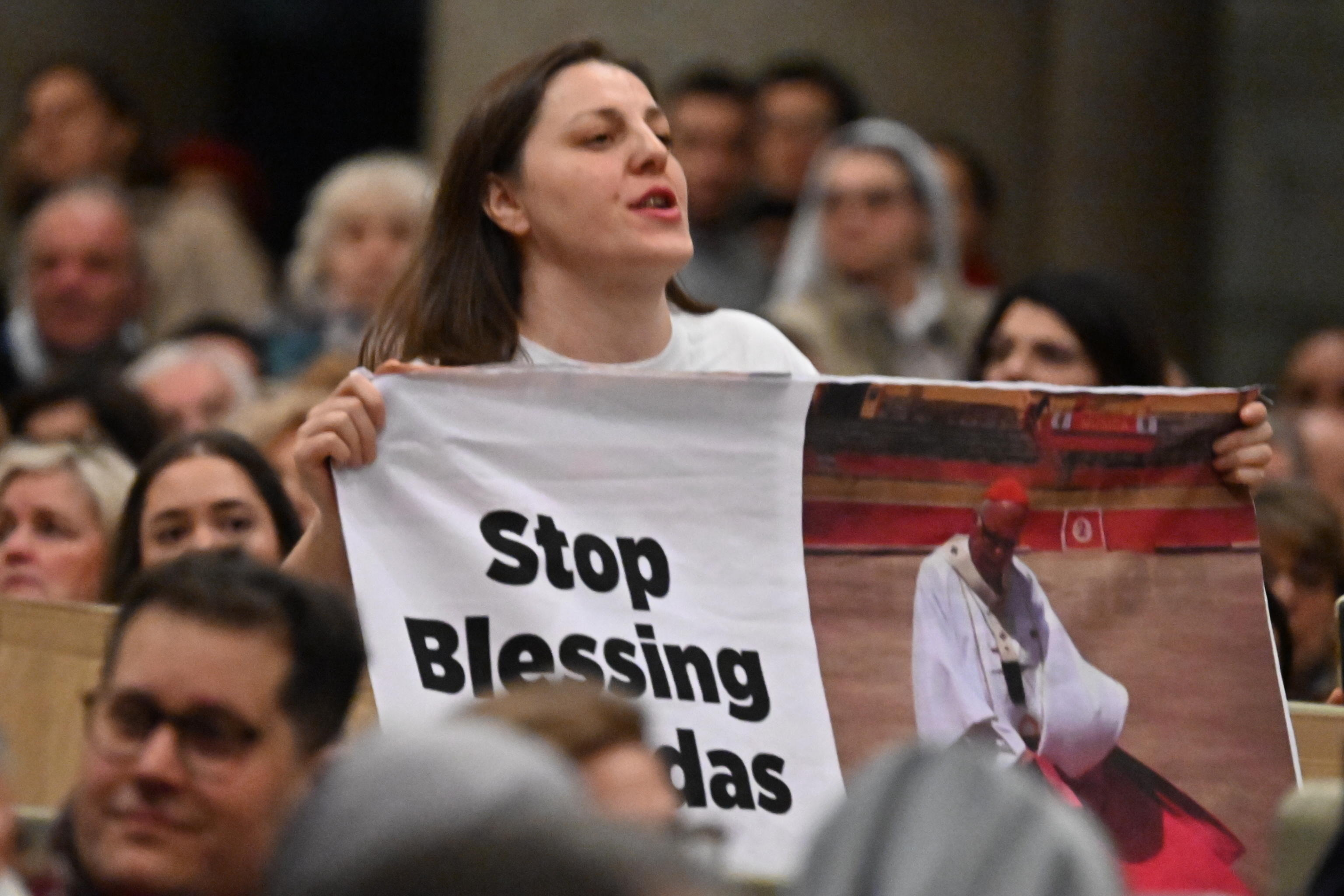 Jóvenes protestan contra las corridas de toros en una misa del papa Francisco
