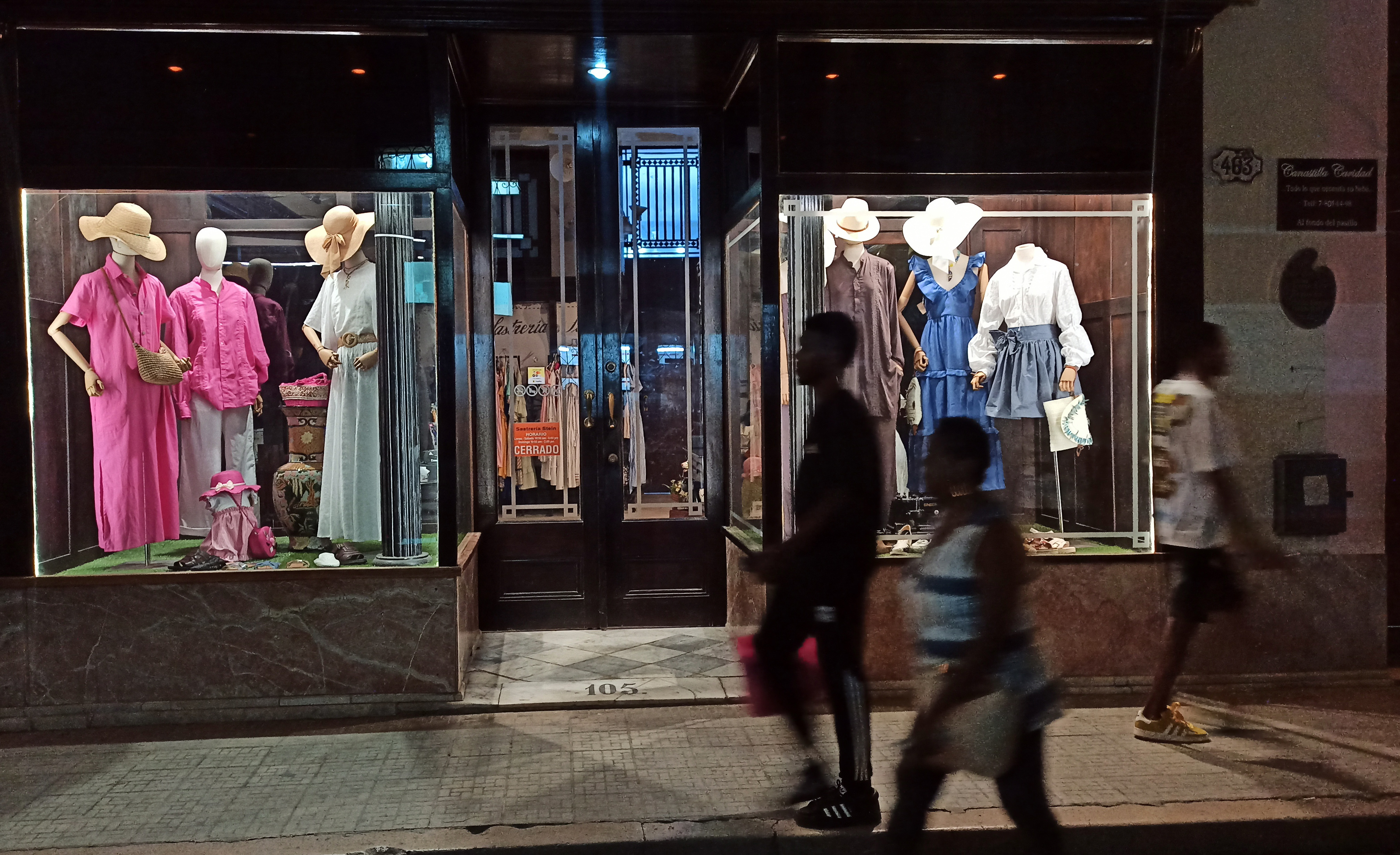 AME9793. LA HABANA (CUBA), 29/05/2024.- Personas caminan frente a una tienda de ropa el 28 de mayo de 2024 en La Habana (Cuba). Las mipymes, que han contribuido a aliviar la escasez de alimentos en la isla, han sido con frecuencia víctimas de la polarización política cubana, pues unos sectores las acusan de atizar la inflación y ser punta de lanza de Washington, mientras otros denuncian que están controladas por la élite del sistema cubano. EFE/Ernesto Mastrascusa