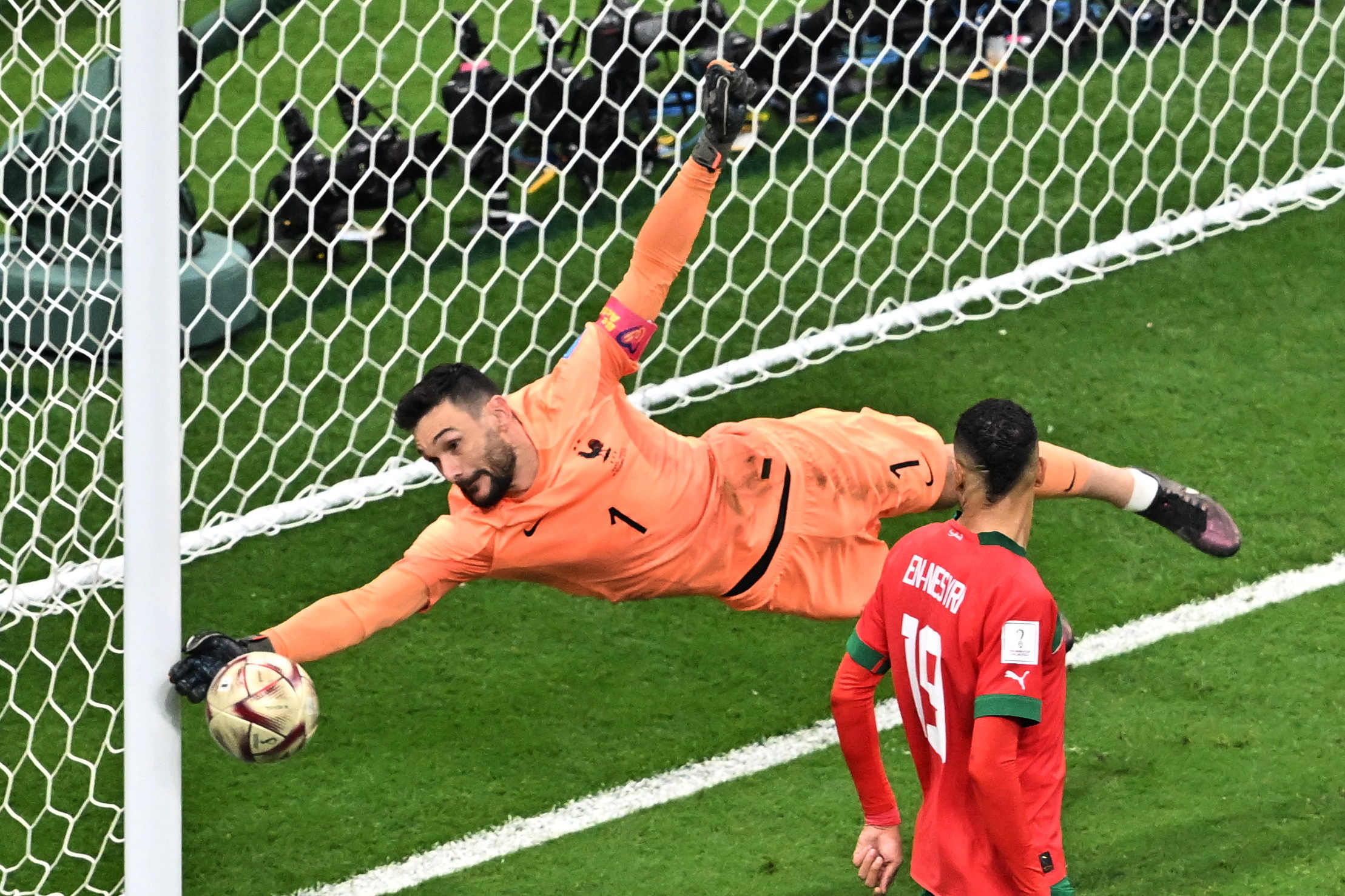 Al Khor (Qatar), 14/12/2022.- Goalkeeper Hugo Lloris of France makes a save against an overhead kick attempt by Jawad El Yamiq of Morocco (unseen) during the FIFA World Cup 2022 semi final between France and Morocco at Al Bayt Stadium in Al Khor, Qatar, 14 December 2022. (Mundial de Fútbol, Francia, Marruecos, Catar) EFE/EPA/Noushad Thekkayil