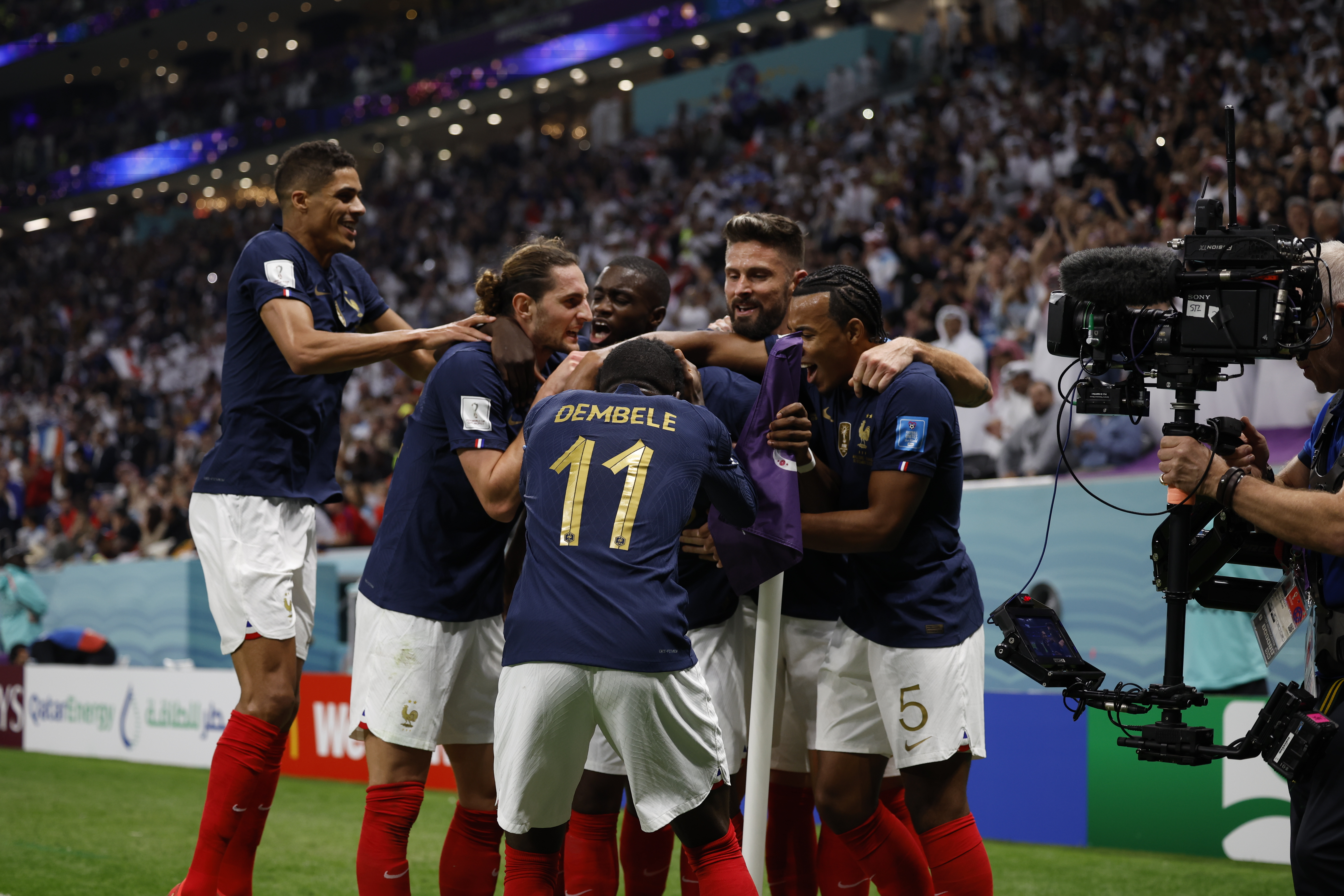 . JOR (CATAR), 10/12/2022.- Jugadores de Francia celebran un gol hoy, en un partido de los cuartos de final del Mundial de Fútbol Qatar 2022 entre Inglaterra y Francia en el estadio Al Bait en Jor (Catar). EFE/ Alberto Estevez