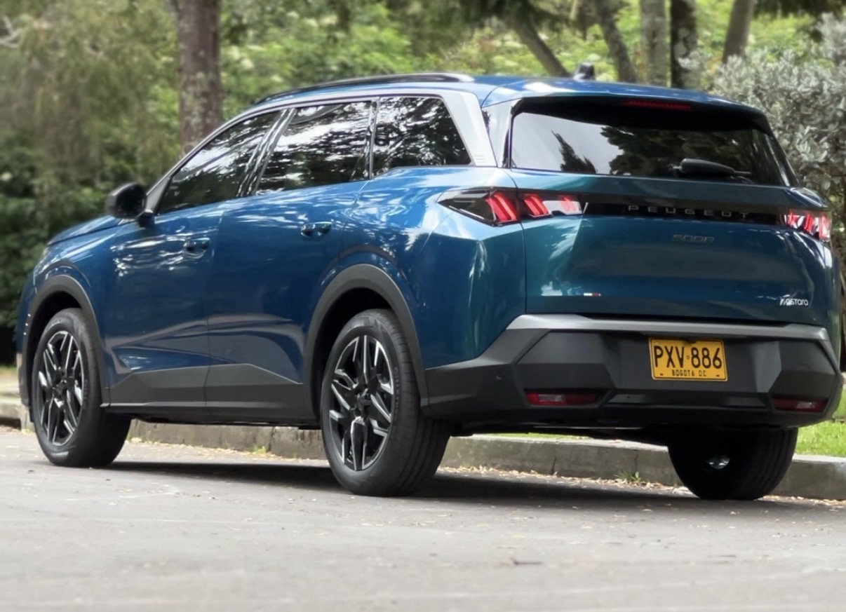 Entre las ADAS presentes en el Peugeot 5008 se encuentra la alerta anti colisión frontal, el frenado autónomo de emergencia, asistente de mantenimiento de carril y alerta de atención al conductor.