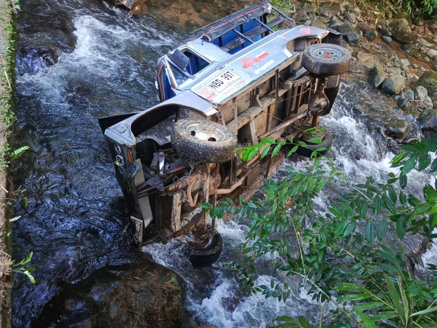Campero escolar cayó a un río en Villacarmelo, Cali; murió el conductor y hay niños heridos