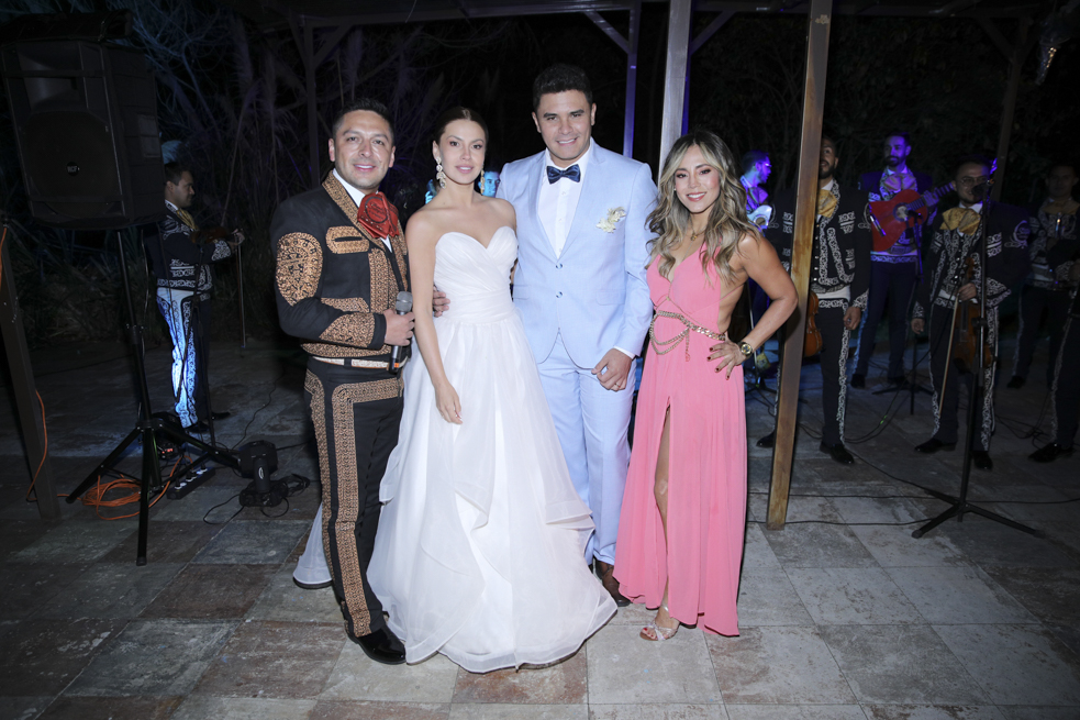 Adriana Bottina y Alejandro Escarpeta, voces de la novela La hija del mariachi, cantaron la serenata a los novios