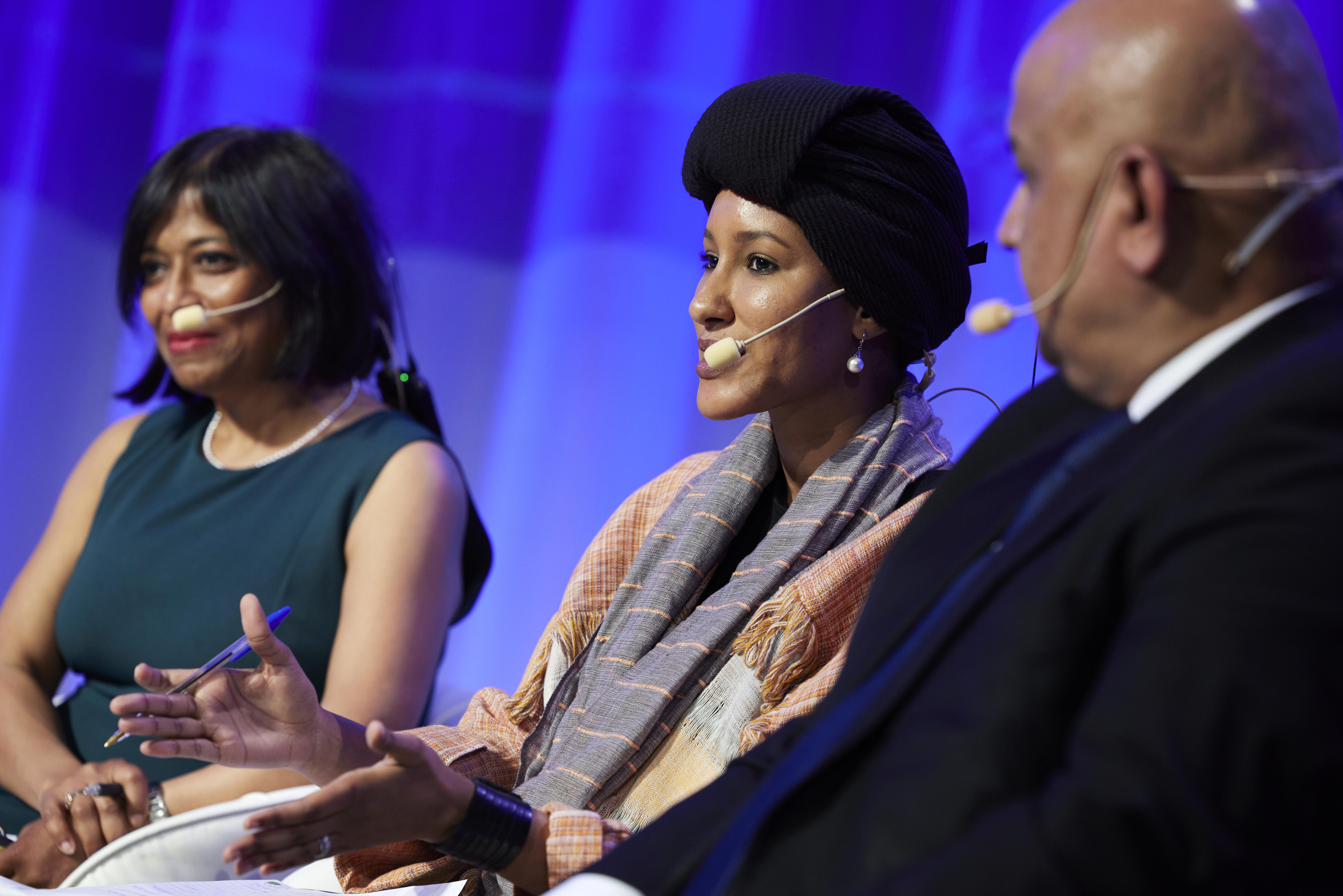 ESTOCOLMO, 29/08/2022.-La profesora e investigadora Joyeeta Gupta (i), Hafsa Maalima y Saroj Kumar intervienen en la Semana Mundial del Agua, un encuentro que reúne a actores públicos y privados para debatir sobre cómo preservar este recurso, cuya escasez este verano ha afectado no solo a lugares áridos sino también a países como Alemania o Francia, este lunes en Estocolmo.EFE/ Fredrik Persson
