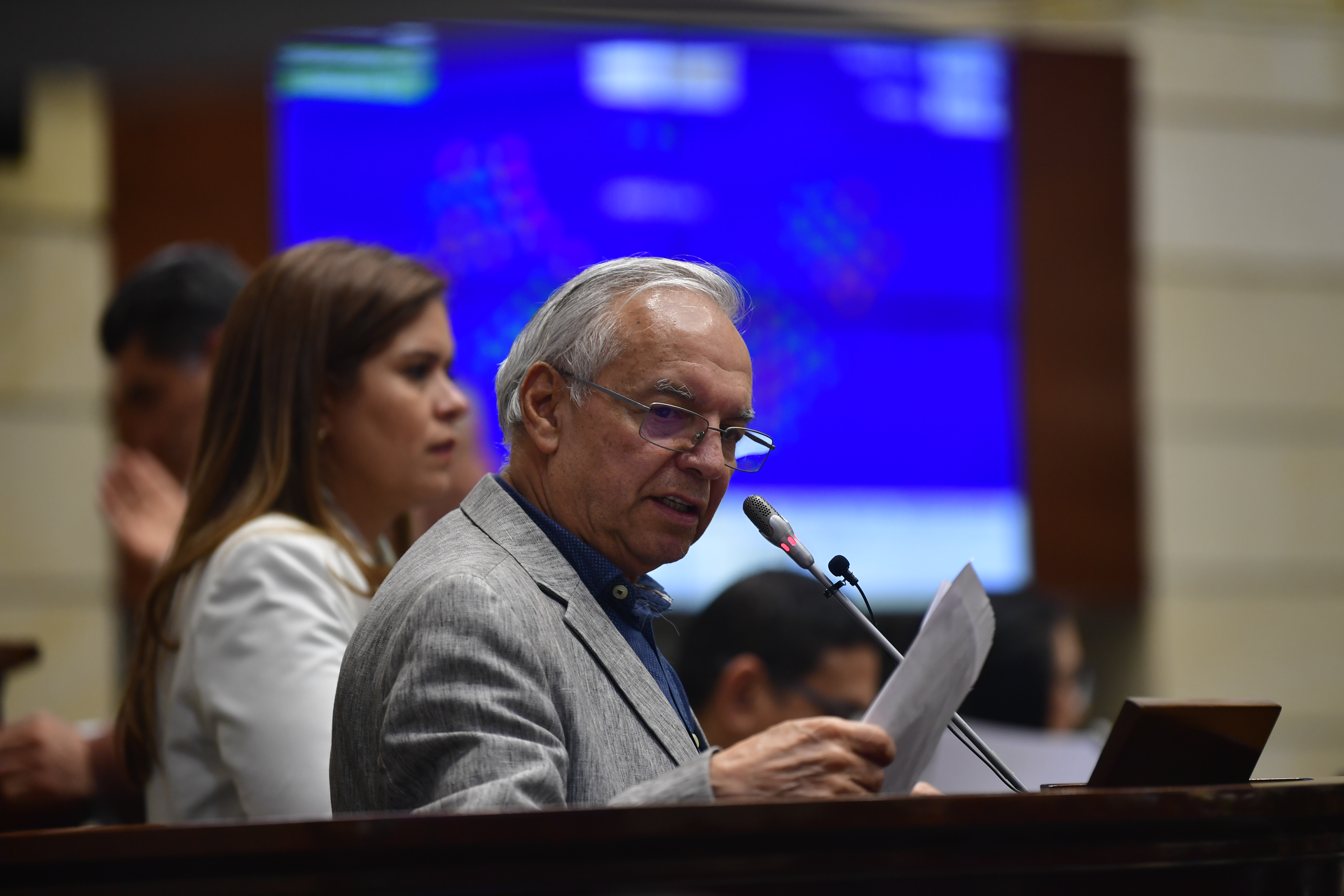 Plenaria sobre el cupo de endeudamiento en Colombia con la presencia del ministro de hacienda Ricardo Bonilla y Luis Fernando Velasco ministro del Interior