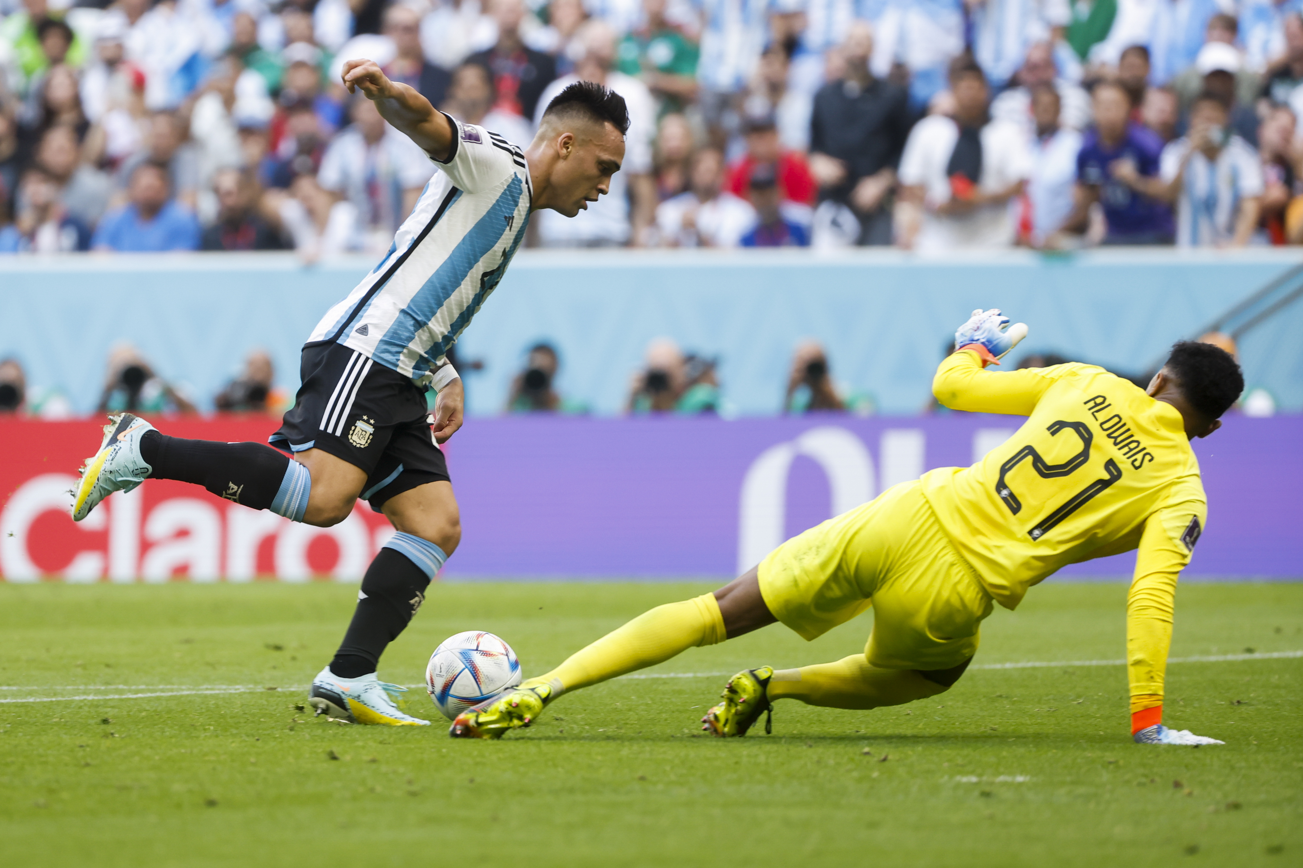 GR2107. LUSAIL (CATAR), 22/11/2022.- Lautaro Martínez (i) de Argentina enfrenta a Mohammed Allowais de Arabia Saudita hoy, en un partido de la fase de grupos del Mundial de Fútbol Qatar 2022 entre Argentina y Arabia Saudita en el estadio de Lusail (Catar). EFE/Juan Ignacio Roncoroni