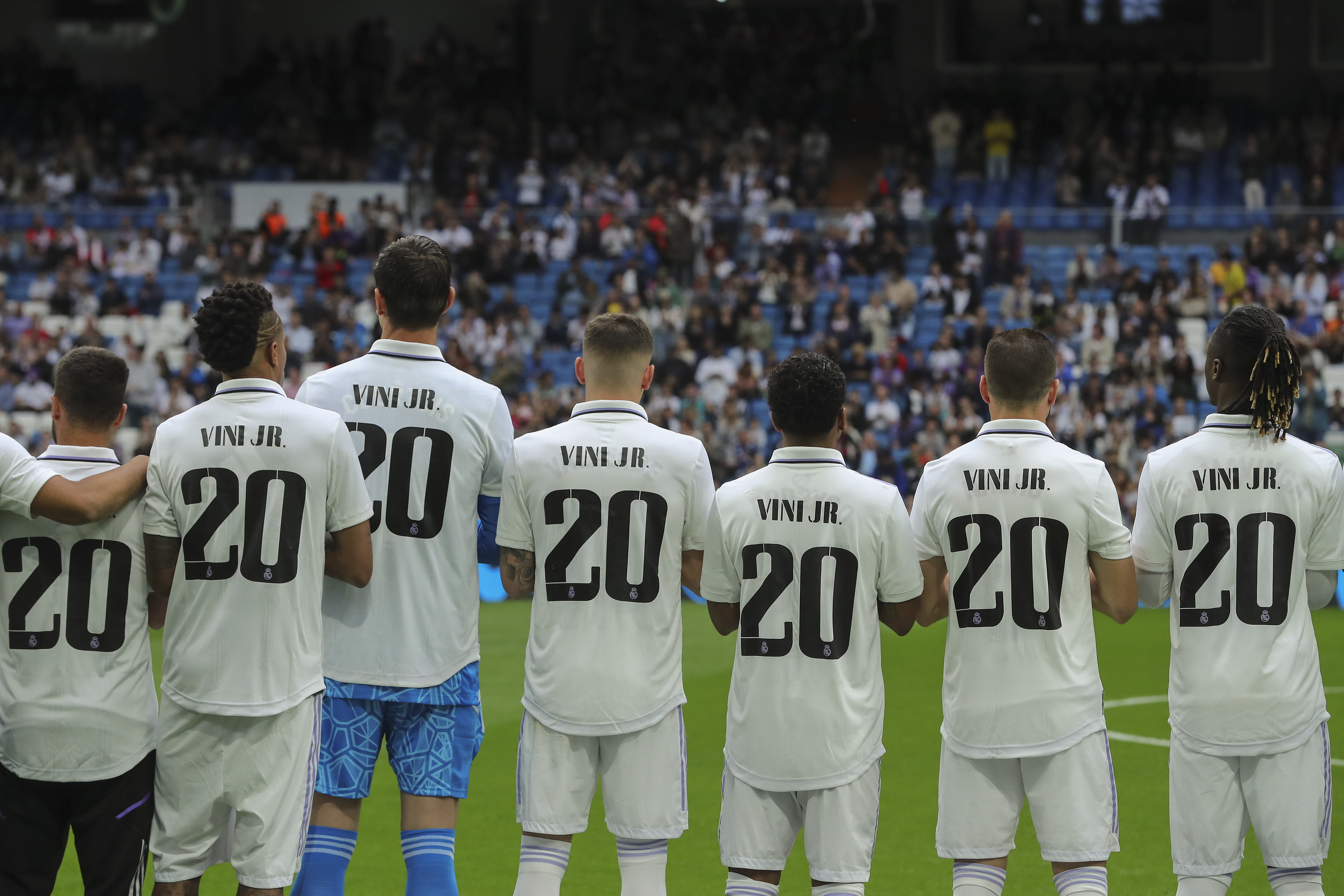 MADRID, 24/05/2023.- Jugadores del Real Madrid con camisetas de Vinicius Jr. en apoyo a su compañero por los actos racistas sufridos el partido pasado ante el Valencia este miércoles, durante el partido de LaLiga Santander entre el Rayo Vallecano y el Real Madrid, en el estadio Santiago Bernabéu de Madrid. EFE/ Kiko Huesca