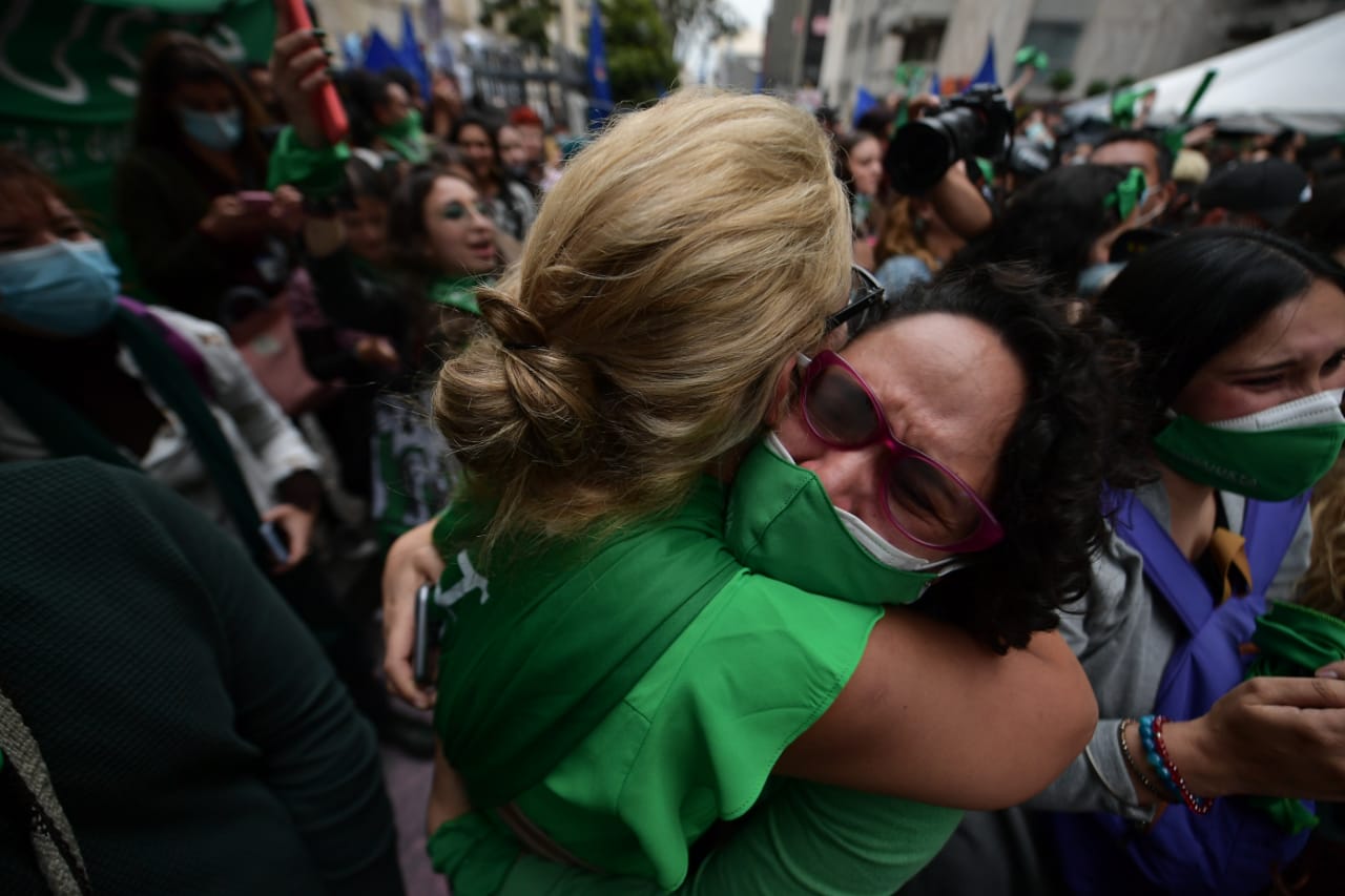 Durante un poco más de 500 días organizaciones provida y quienes apoyan abiertamente el aborto llegaron hasta el Palacio de Justicia para hacer sentir su voz, mientras tanto los magistrados deliberaban de manera virtual.