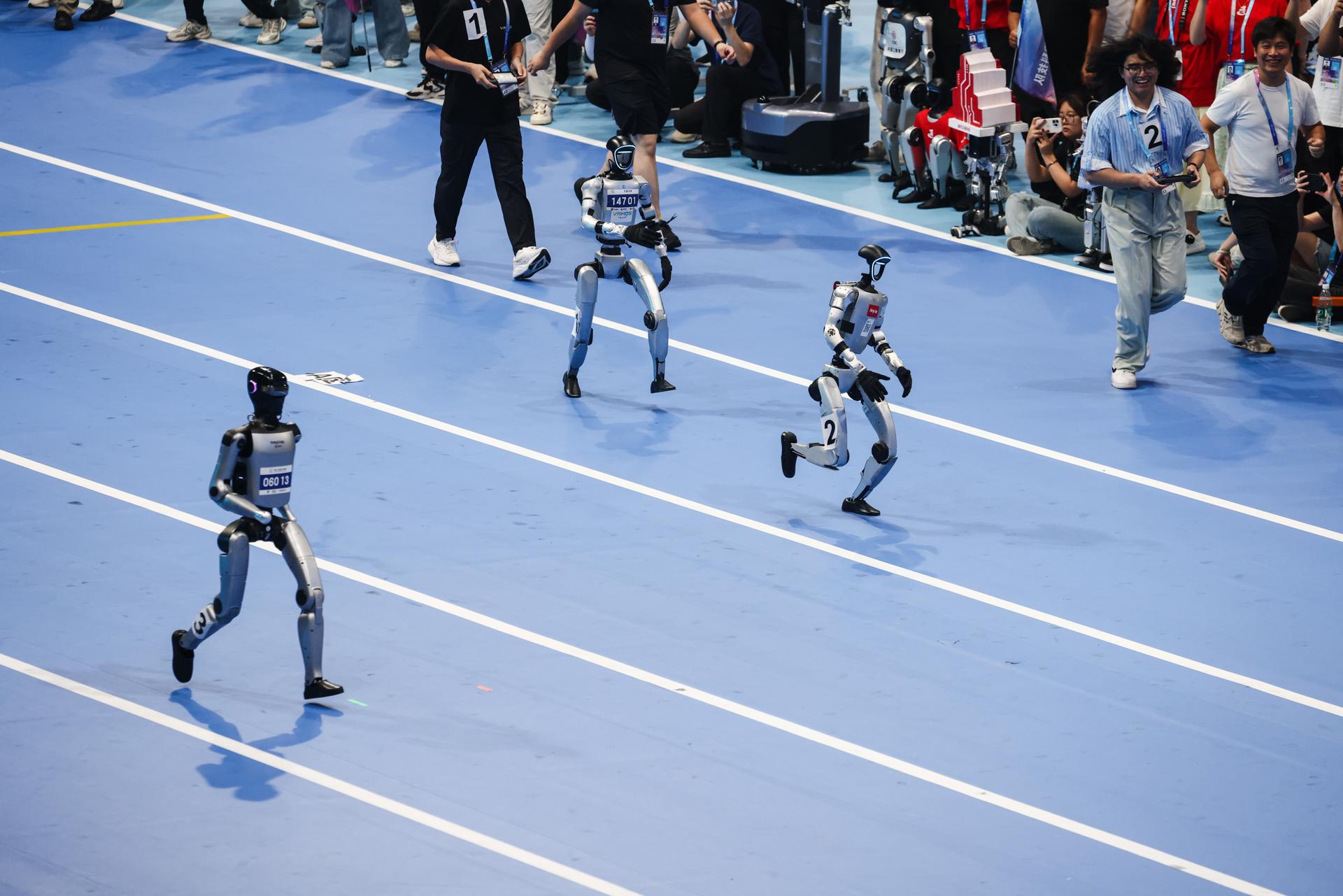 BEIJING (China), 14/08/2025.- Humanoid robots race during the 2025 World Humanoid Robot Games opening ceremony at the National Speed Skating Oval in Beijing, China, 14 August 2025. The 2025 World Humanoid Robot Games will take place over three days from 15 to 17 August. EFE/EPA/WU HAO