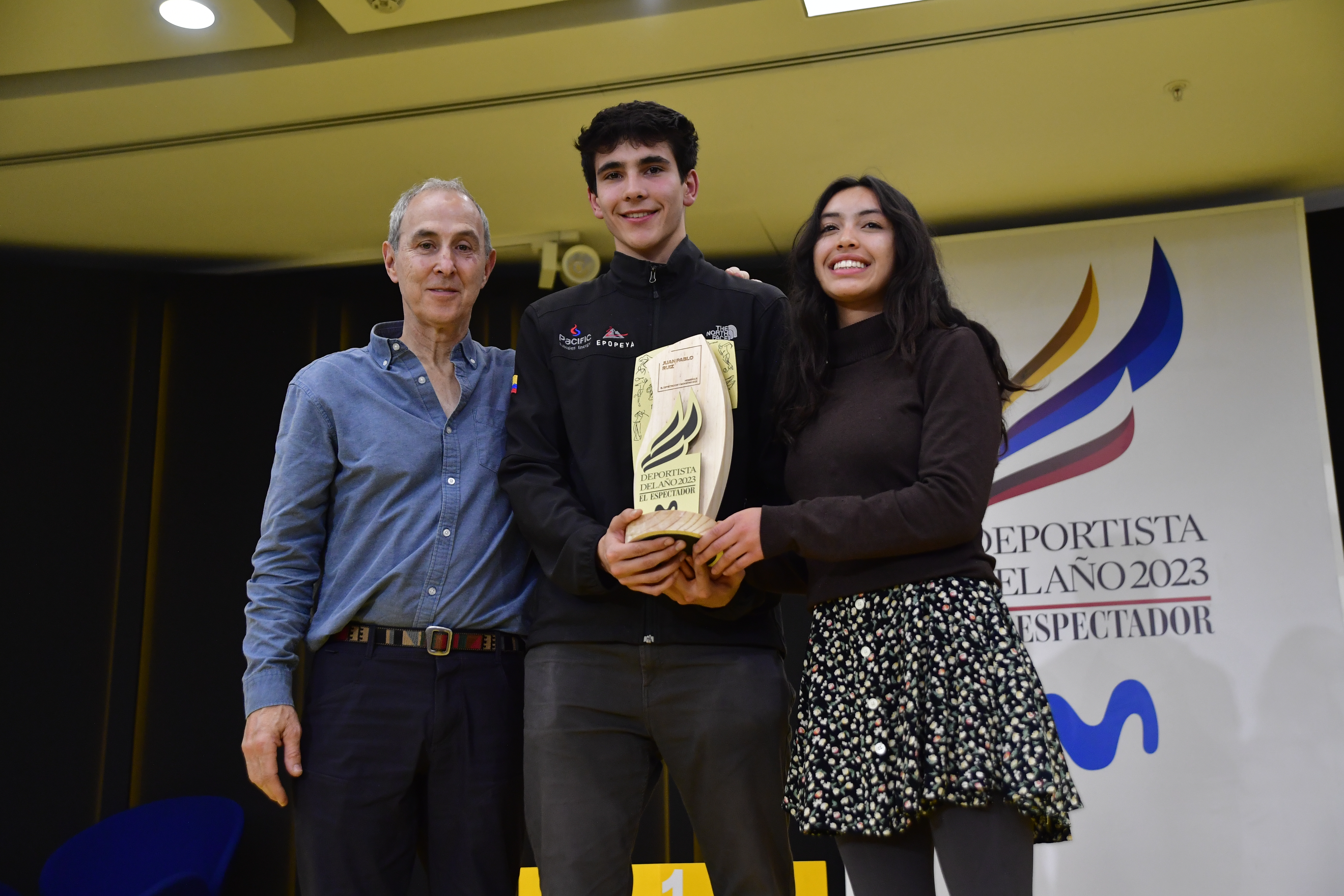 Homenaje por parte de El Espectador en el deportista del año 2023, recibe el premio Marcelo Arbeláez, amigo de Juan Pablo Ruiz, su hijo Simón Pietro, y la nieta mayor del montañista Aurelia Montero Ruiz.