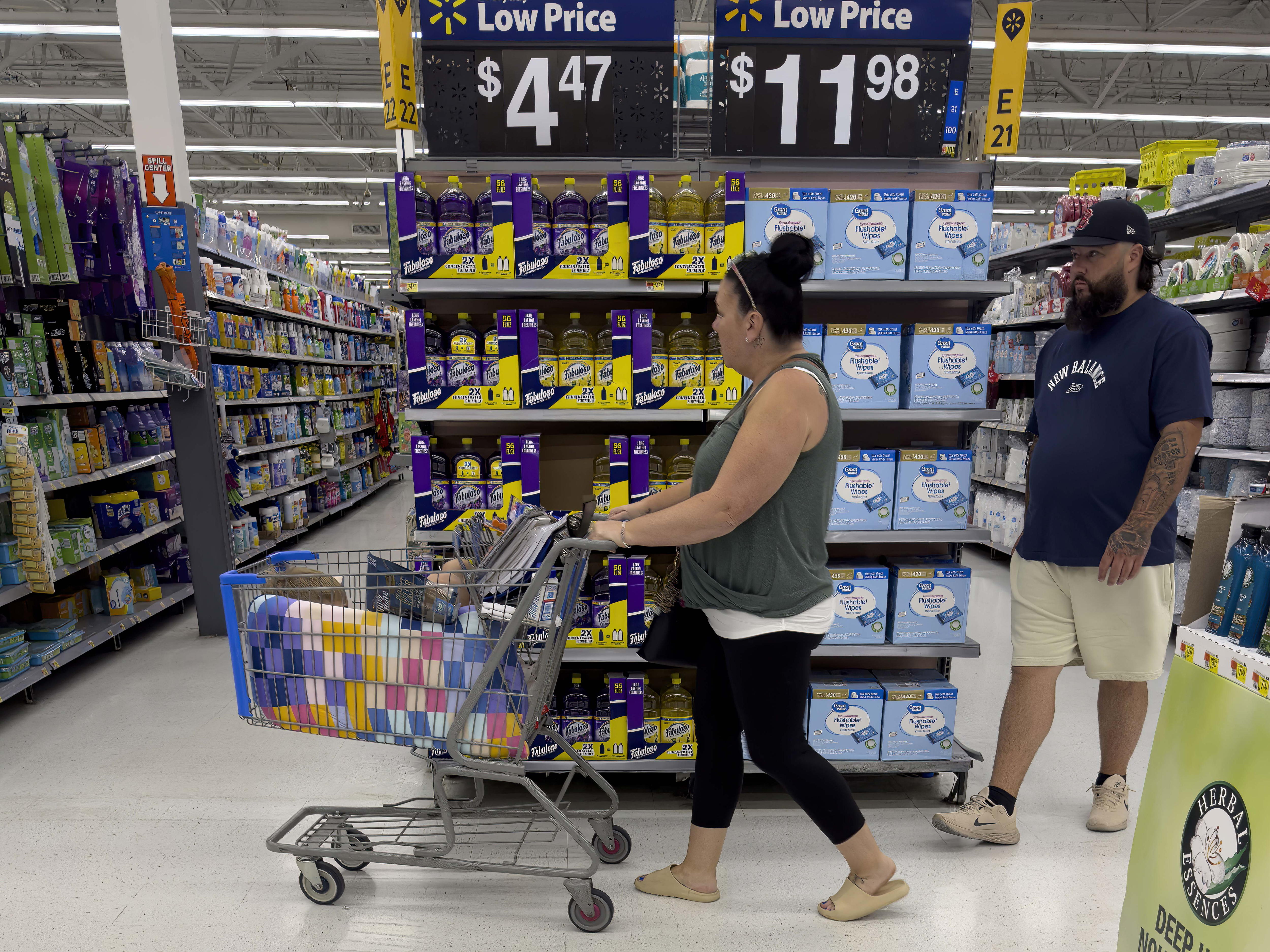 Danvers (United States), 14/08/2024.- Consumers shop at a Walmart (NYSE:WMT) in Danvers, Massachusetts, USA, 14 August 2024. Walmart is to release an earnings report on 15 August 2024, with analysts predicting a better than projected sales rise. EFE/EPA/CJ GUNTHER
