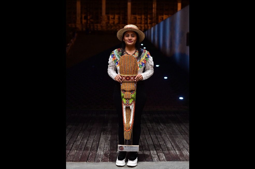Alejandra Legarda recibió, en nombre de su madre, Aída Quilcué, el Premio Nacional de Derechos Humanos por toda una vida en la defensa del movimiento indígena en Colombia.