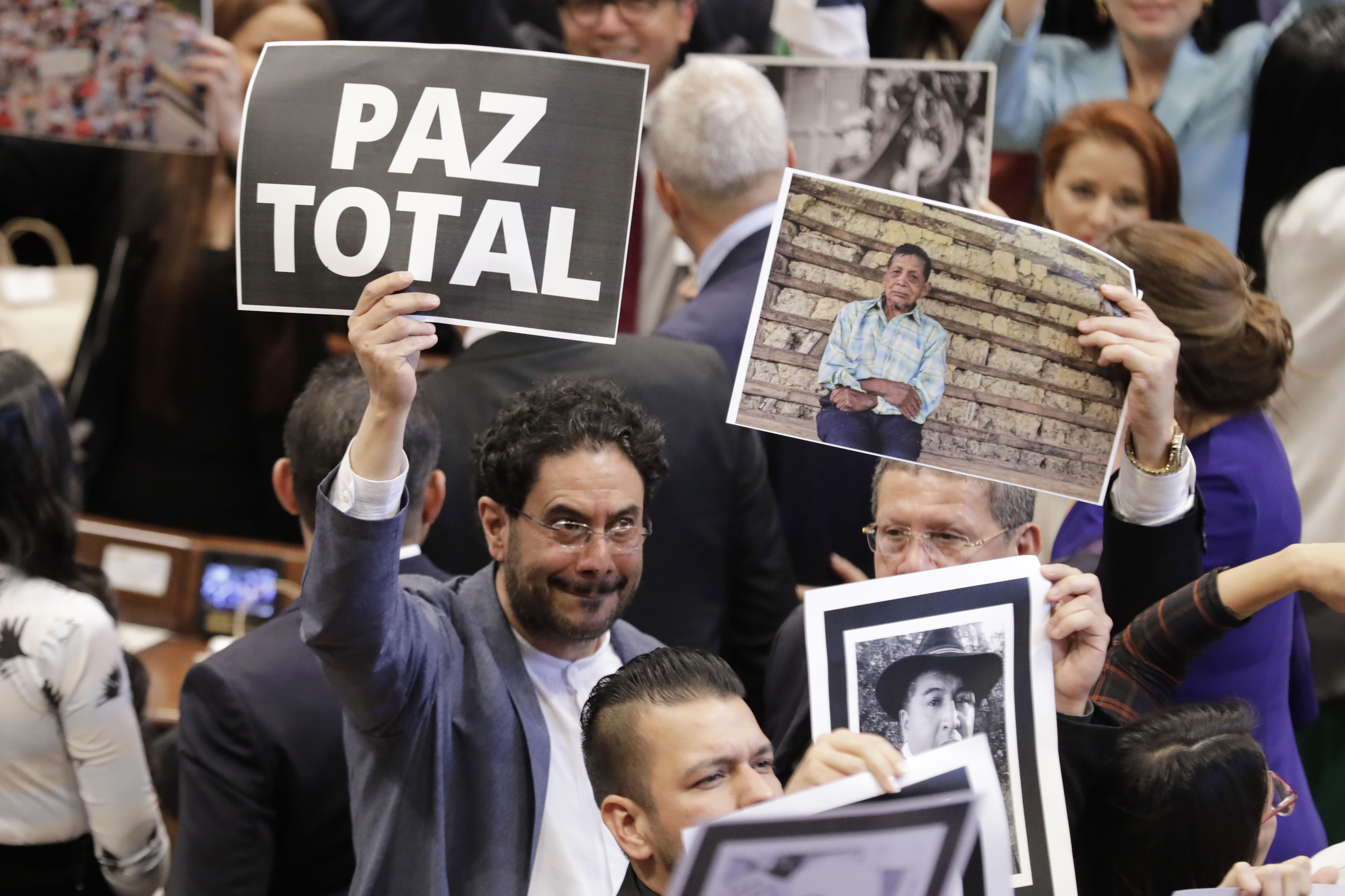 BOG400. BOGOTÁ (COLOMBIA), 20/07/2022.- El senador Iván Cepeda (i) muestra un cartel que dice "Paz total" hoy, durante la instalación del nuevo Congreso Nacional, en Bogotá (Colombia). El presidente colombiano, Iván Duque, instala este miércoles el nuevo Congreso Nacional, elegido el 13 de marzo, que tendrá entre sus tareas discutir las reformas prometidas por su sucesor, Gustavo Petro, quien asumirá el 7 de agosto. EFE/Carlos Ortega