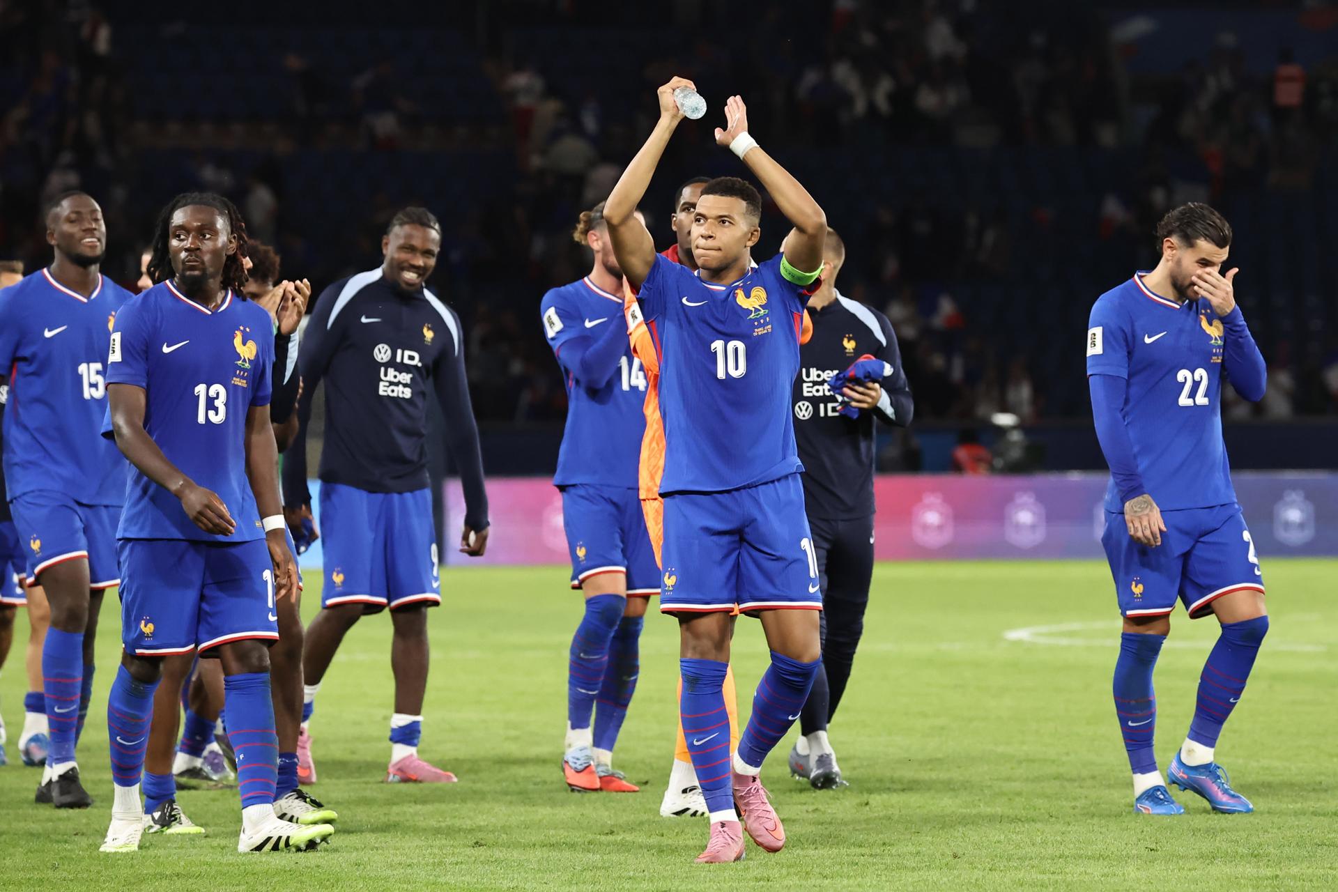 PARIS (France), 09/09/2025.- Kylian Mbappe of France (C) and teammates greet their supporters after winning the FIFA World Cup 2026 qualification group D soccer match between France and Iceland in Paris, France 09 September 2025. (Mundial de Fútbol, Francia, Islandia) EFE/EPA/CHRISTOPHE PETIT TESSON