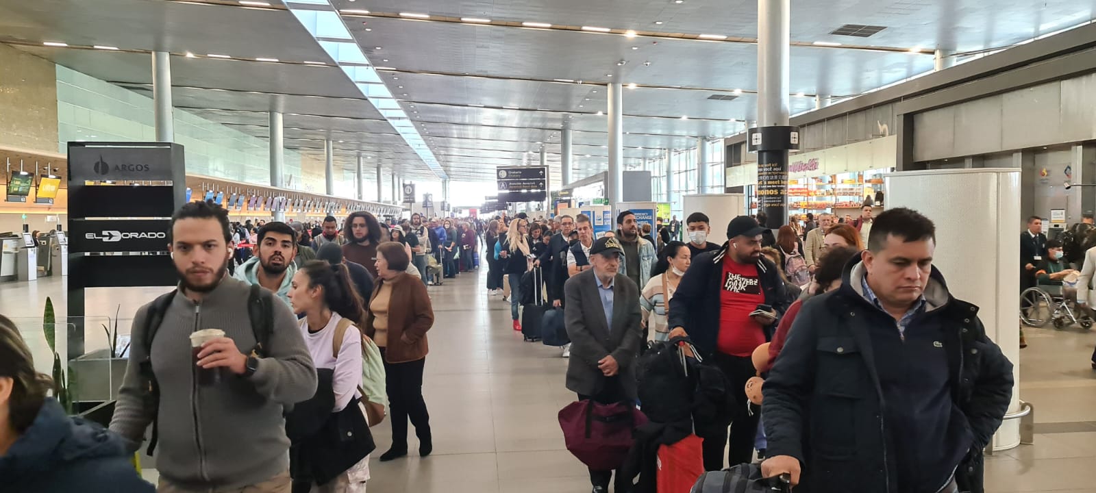 Imágenes del colapso del aeropuerto El Dorado por fallas del sistema biométrico
