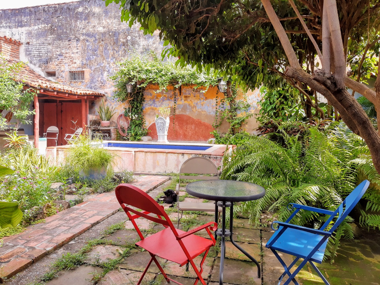 Una recomendación para sumergirse en la esencia de Mompox, es hospedarse en una de sus coloridas casas coloniales. Casa Sinning, construida en 1637, es una excelente opción.