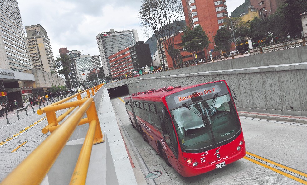 En evento internacional destacan movilidad limpia con gas natural de Transmilenio