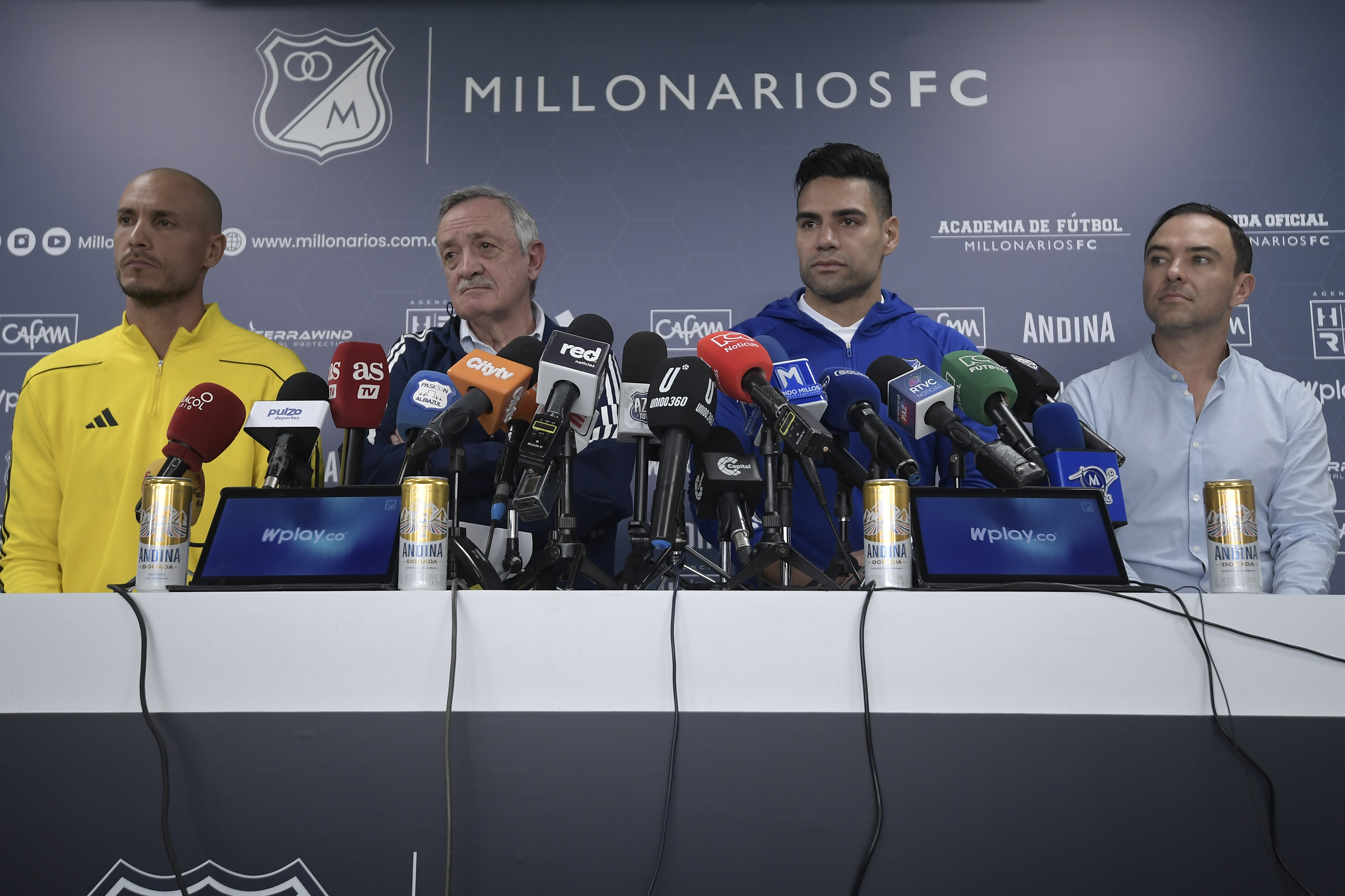 Director técnico de Millonarios; Enrique Camacho, presidente de Millonarios; Radamel Falcao García, futbolista y Juan Soler, vicepresidente de mercadeo de Andina, en rueda de prensa (izq-der).