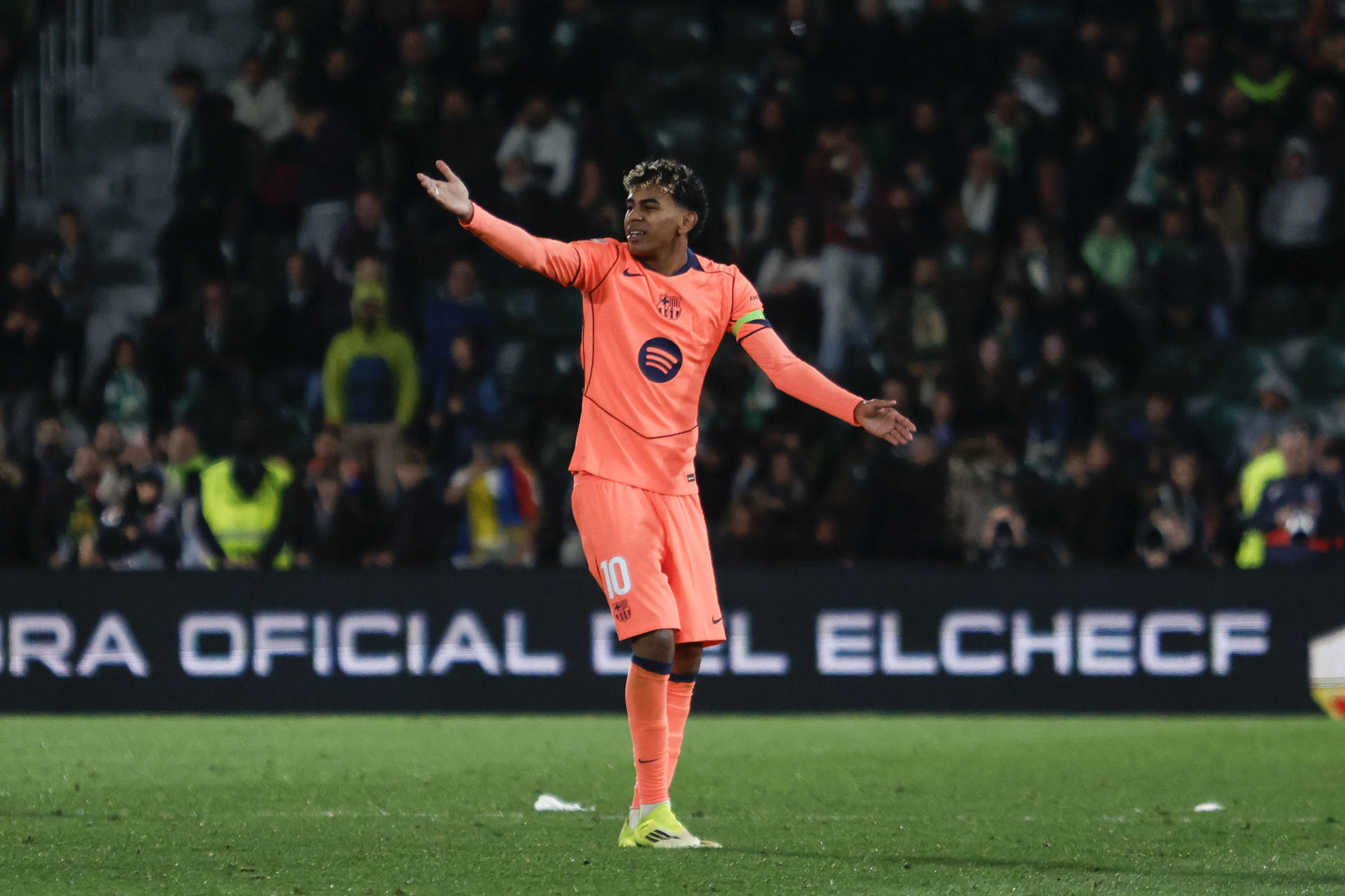 Barcelona derrotó 3-1 a Elche y mete presión a Real Madrid en la cima de LaLiga