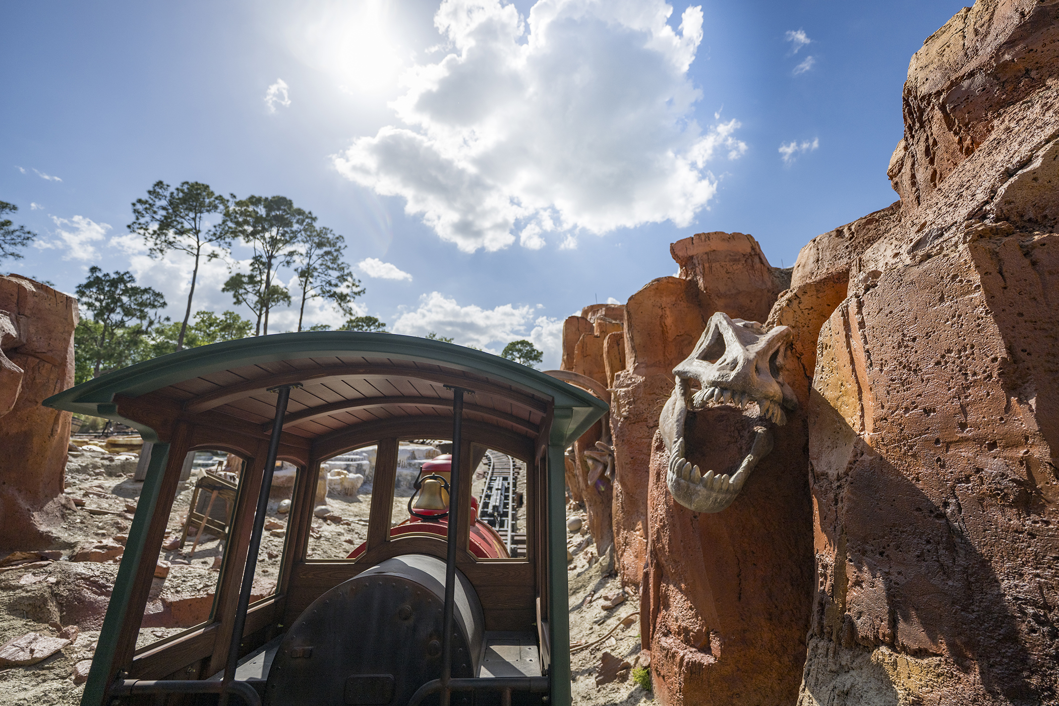 La emblemática Big Thunder Mountain Railroad reabrió tras una renovación, con nuevas experiencias y mejoras a lo largo de todo su recorrido, desde la cima de la montaña hasta sus cavernas, para seguir cautivando a los visitantes durante muchos años más.