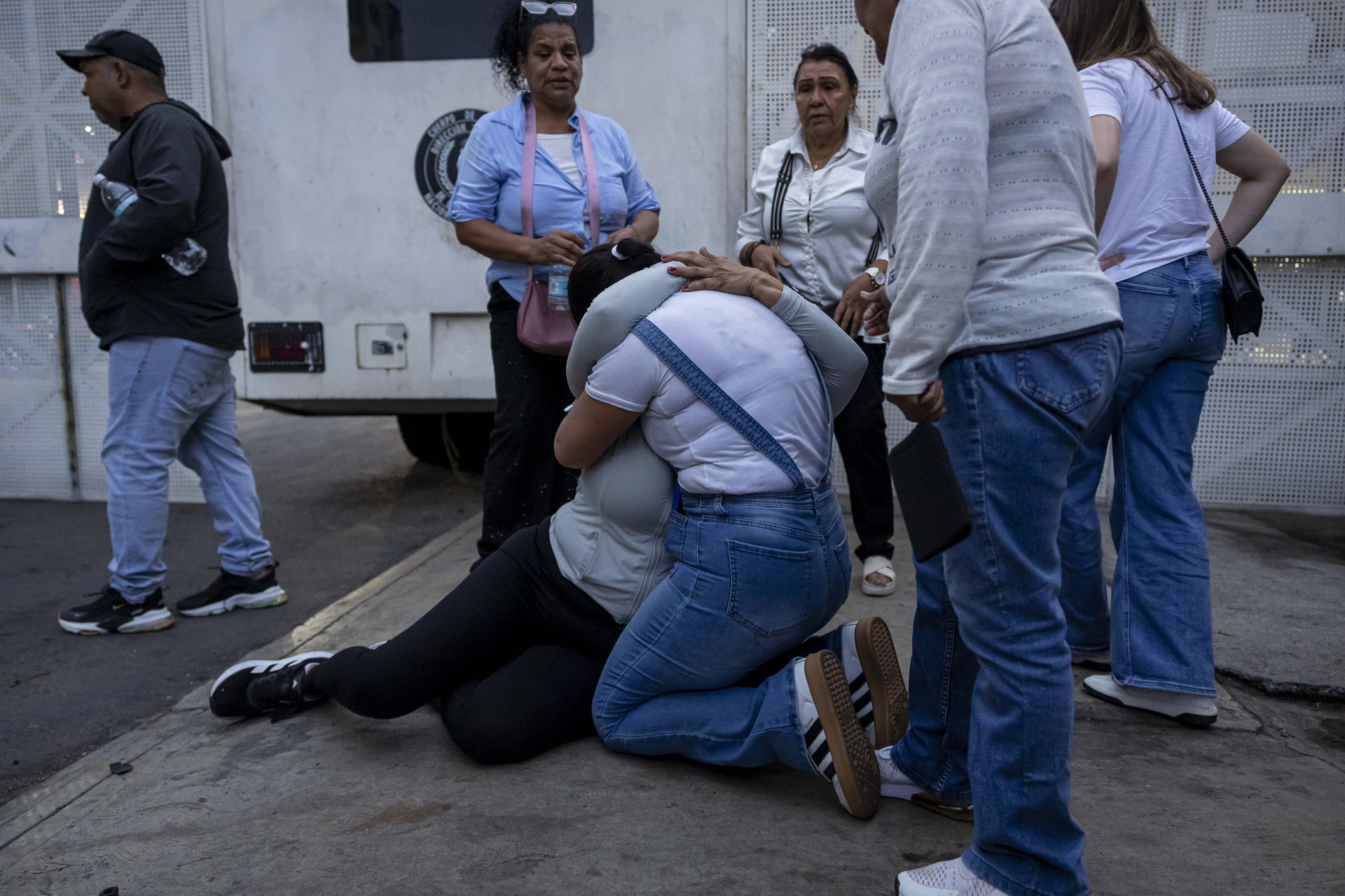 AME8319. CARACAS (VENEZUELA), 03/06/2026.- Personas reaccionan en las inmediaciones de El Helicoide este miércoles, en Caracas (Venezuela). La ONG venezolana Comité por la Libertad de los Presos Políticos denunció este miércoles a EFE que una cantidad por determinar de presos políticos fueron trasladados desde la cárcel El Helicoide, señalada como centro de torturas por organizaciones y opositores, a otros centros penitenciarios del país sin especificar. EFE/ Miguel Gutiérrez