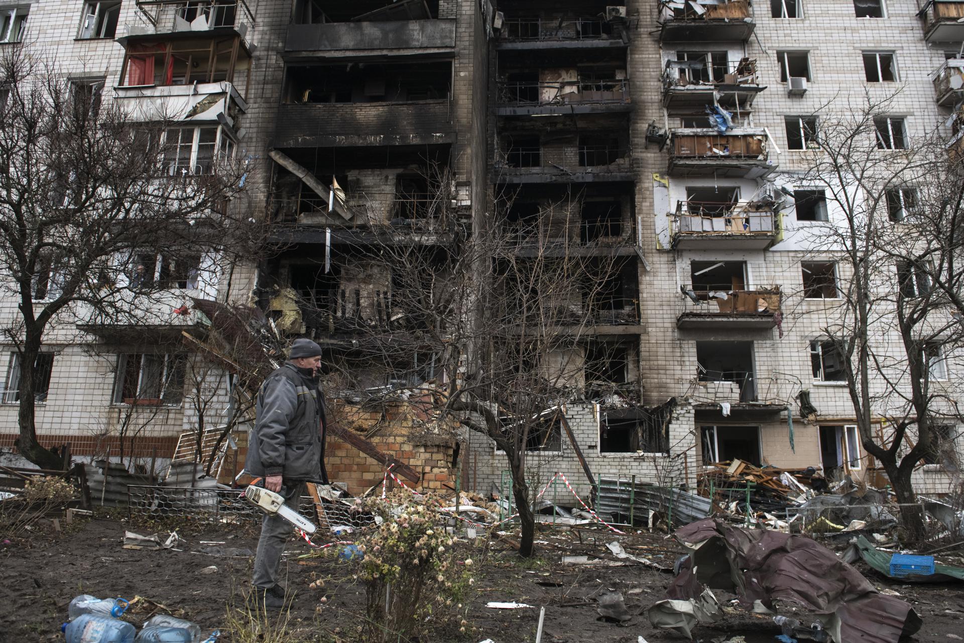 KYIV (Ukraine), 30/11/2025.- A man clears debris after a Russian strike on a nine-storey residential building in the city of Vyshhorod in the Kyiv region, Ukraine, 30 November 2025, amid the Russian invasion. At least one person died, and six others were injured in an overnight Russian attack on the Kyiv region, according to the State Emergency Service report. (Rusia, Ucrania, Kiev) EFE/EPA/MAXYM MARUSENKO