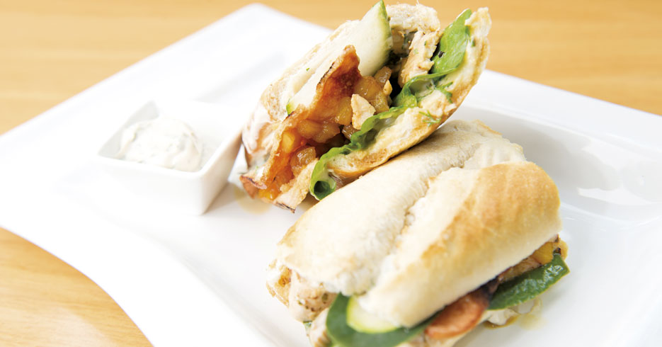 Sándwich de pollo con jalea de piña y mayonesa picosa