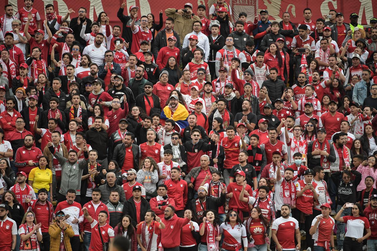 La hinchada de Santa Fe acompañó al equipo cardenal en el estadio de Techo de Bogotá.